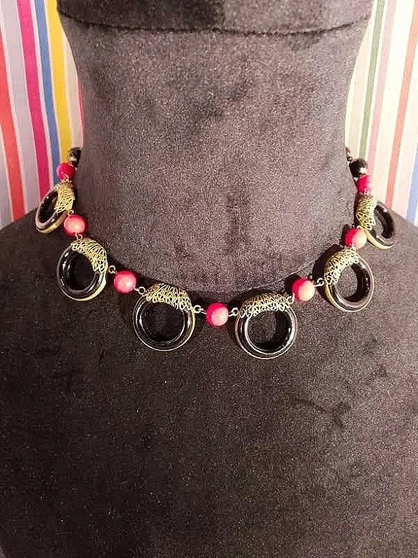 1930's Glass & Filigree Donut Choker.