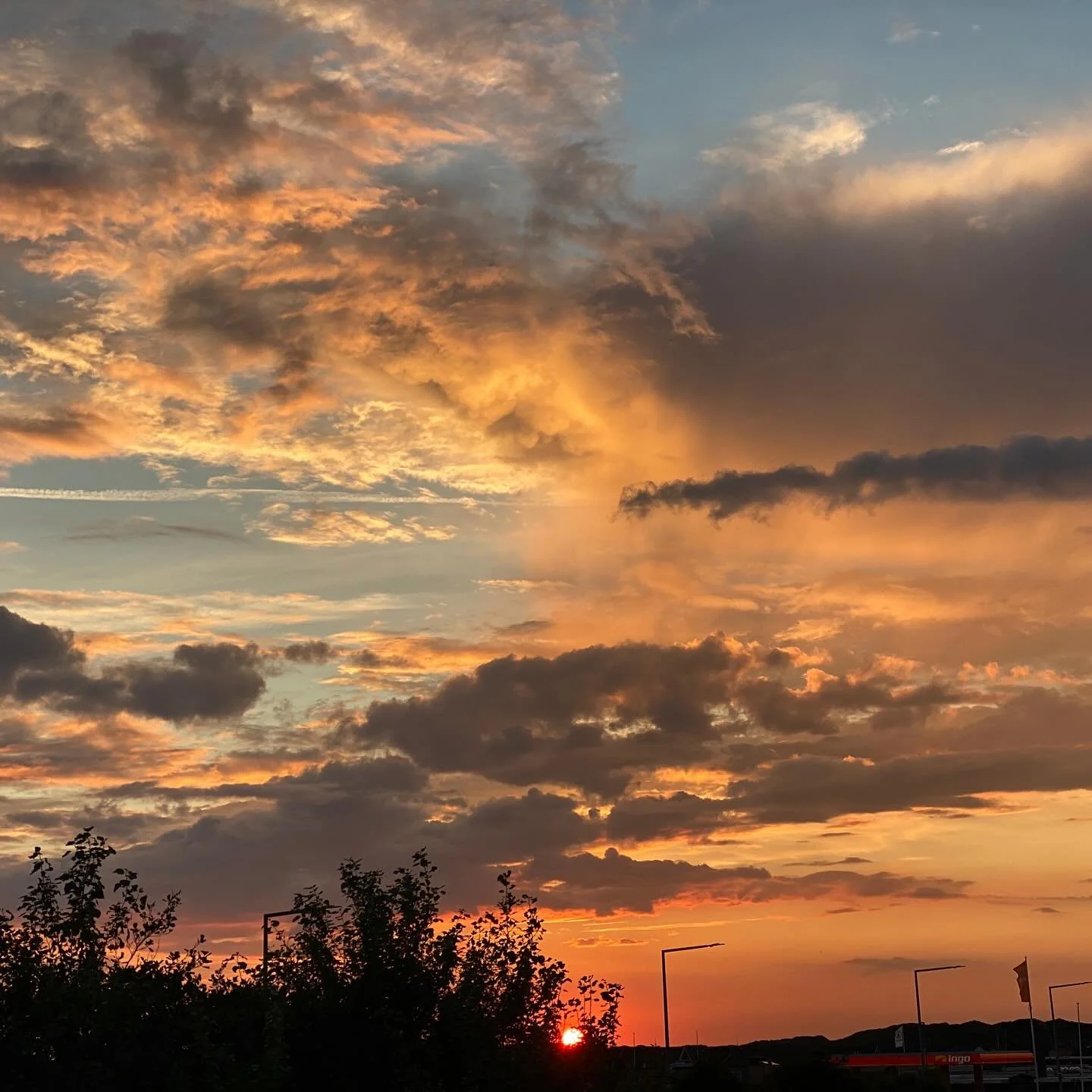 Sommerstemning i mit fotoalbum:
Udsigt fra min farfars gamle terrasse
Billig kagebod i byen med verdens ellers dyreste cookies
Det nyeste diy-hul i v&aelig;ggen
80&rsquo;Esben🪩🕺
Retro Barbie
Teslaparkering praktisk talt inde i @rema_1000_danmark 
F
