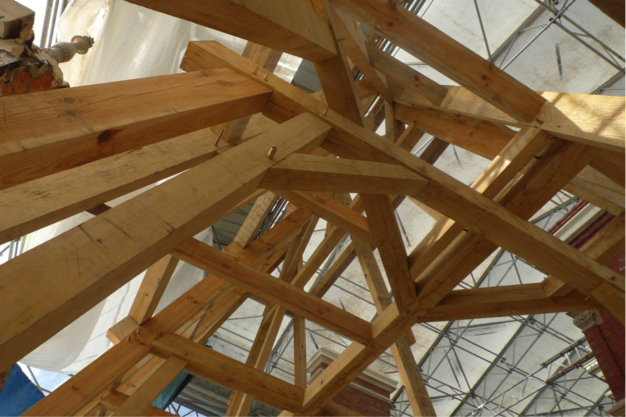 Figur 27. Fra Axel Weller sitt prosjekt med gjenreising av en takkonstruksjon på et slott i Frankrike. Vi ser at denne konstruksjonen både har en innerkonstruksjon og ytterkonstruksjon.