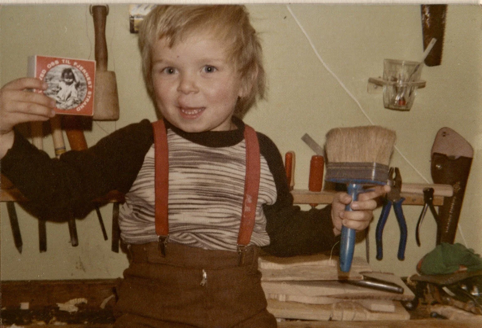 Kai Johansen, 4 år på høvelbenken.jpg