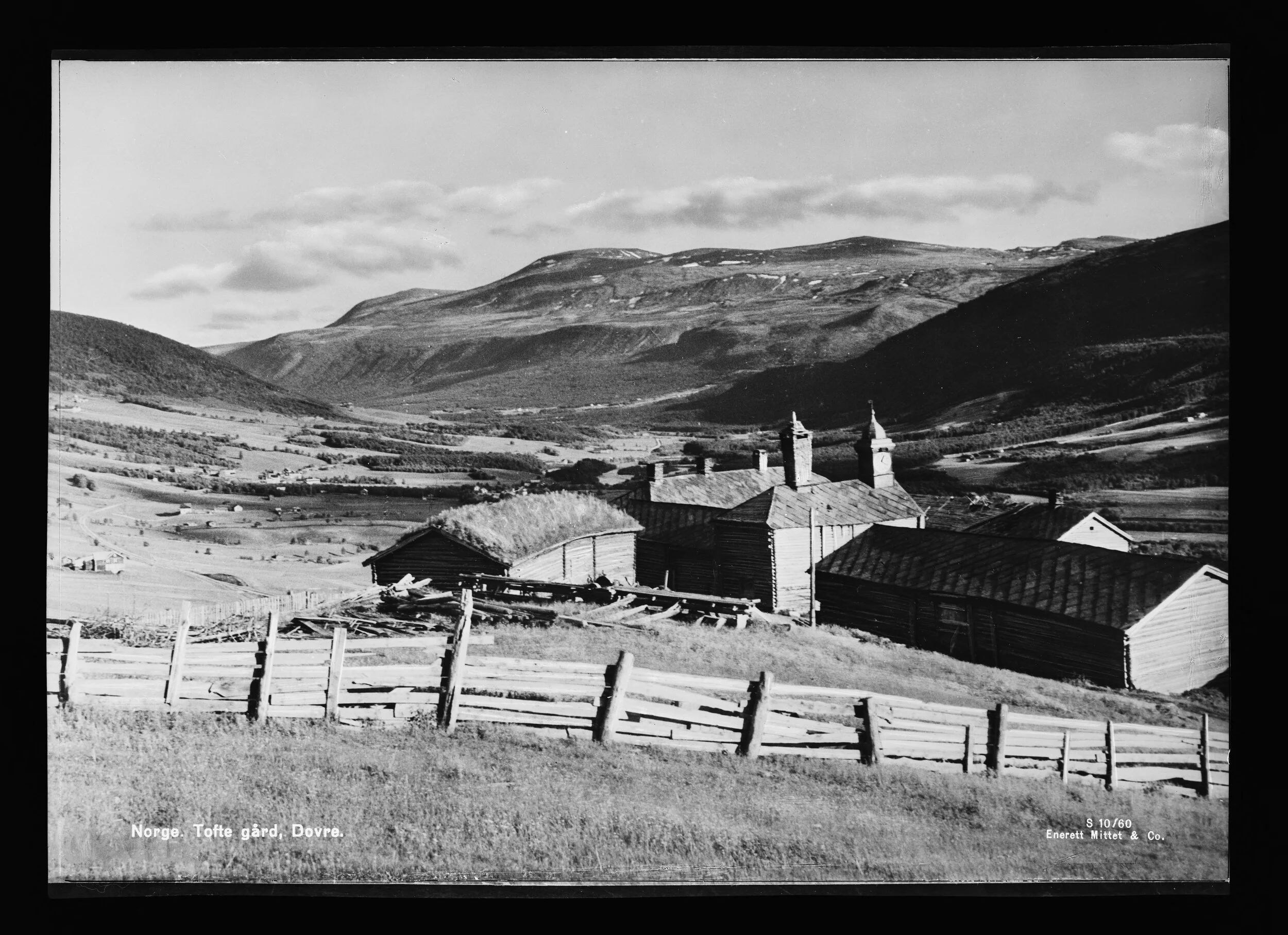 Bilde fra Tofte gård på Dovre 1900. Mittet og co.