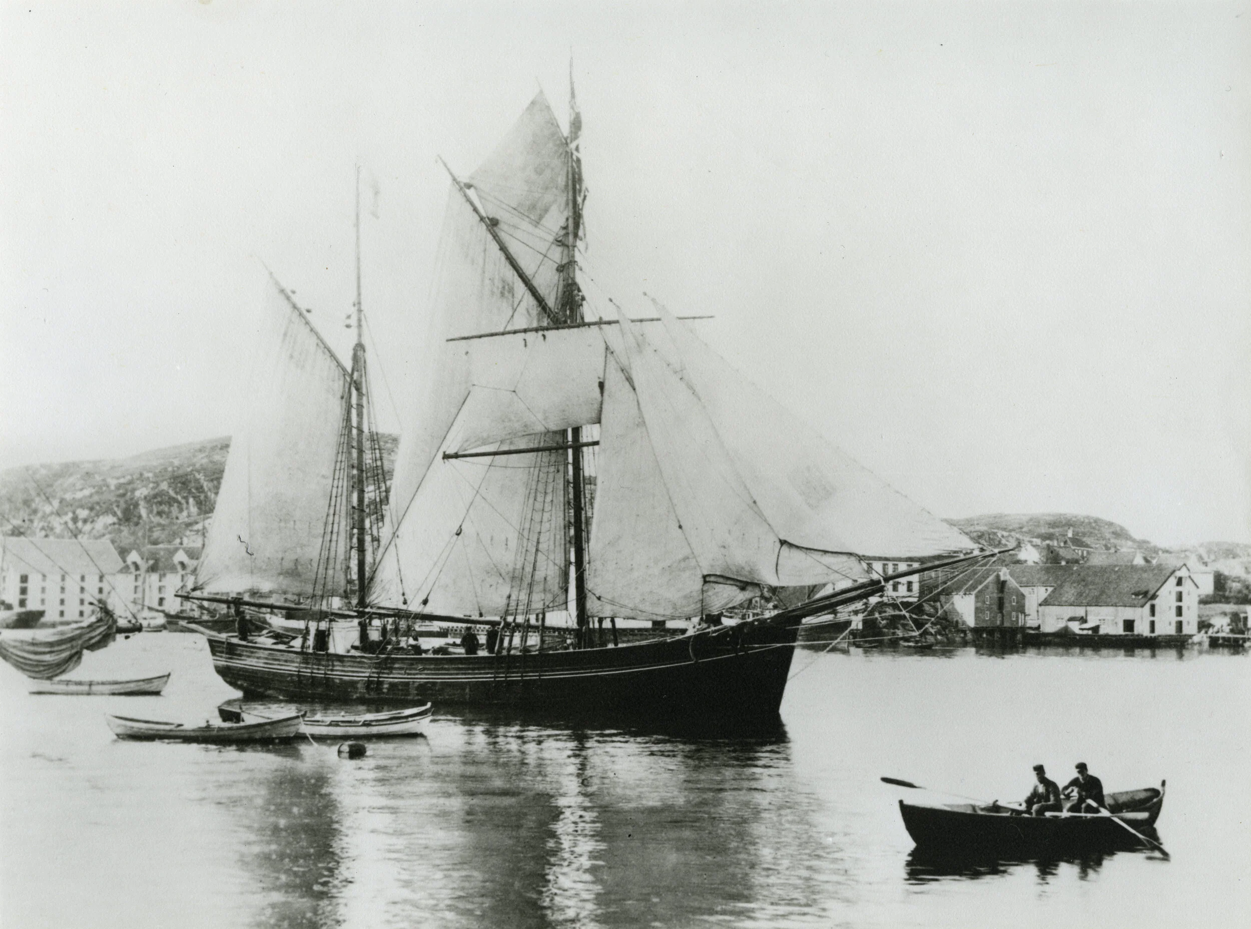 Skipet “Søblomsten”, tatt i Kristiansund i 1896 av fotograf John K. Envig.