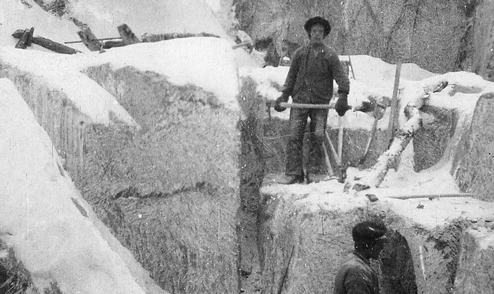 Manuell brytning av kleberstein med hakker ved Otta i 1918. Slik brytning foregikk helt opp til 1930-tallet i Norge. Kan man ta denne gamle tradisjonen i bruk igjen? Det er den klassiske metoden for å bryte myk stein – den har vært i bruk for store …