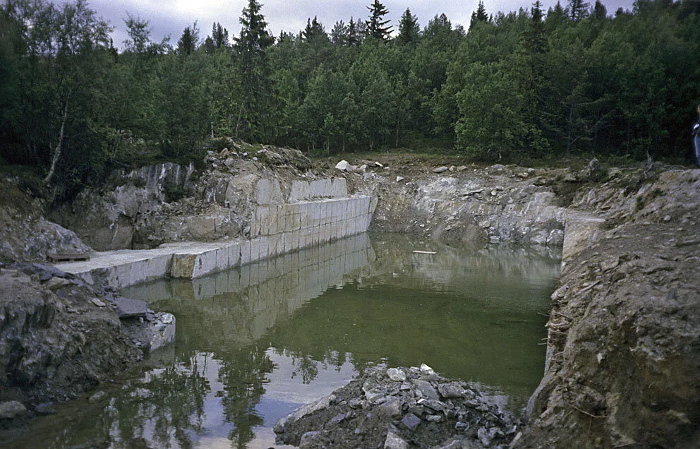 NEDLAGT: Del av pillarguribruddene ved Otta i 1998. Det siste aktive kleberbruddet i Norge. Foto: Per Storemyr