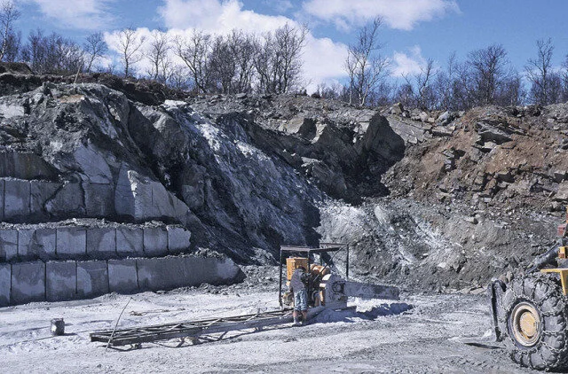 SVERIGE: Klebersteinsbruddet ved Handöl i Jämtland er lagt ned. Her i full drift på slutten av 1990-tallet. Kjedesaging av blokk. Foto: Per Storemyr