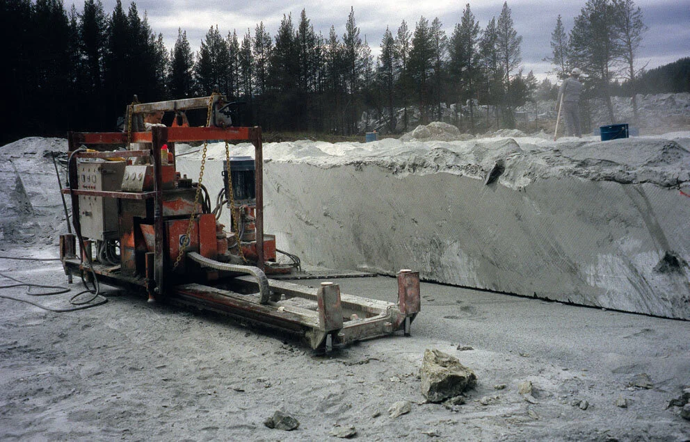 KJEDESAGING: Moderne kjedesaging i Nyseterbruddet ved Otta i 1998. Foto: Per Storemyr