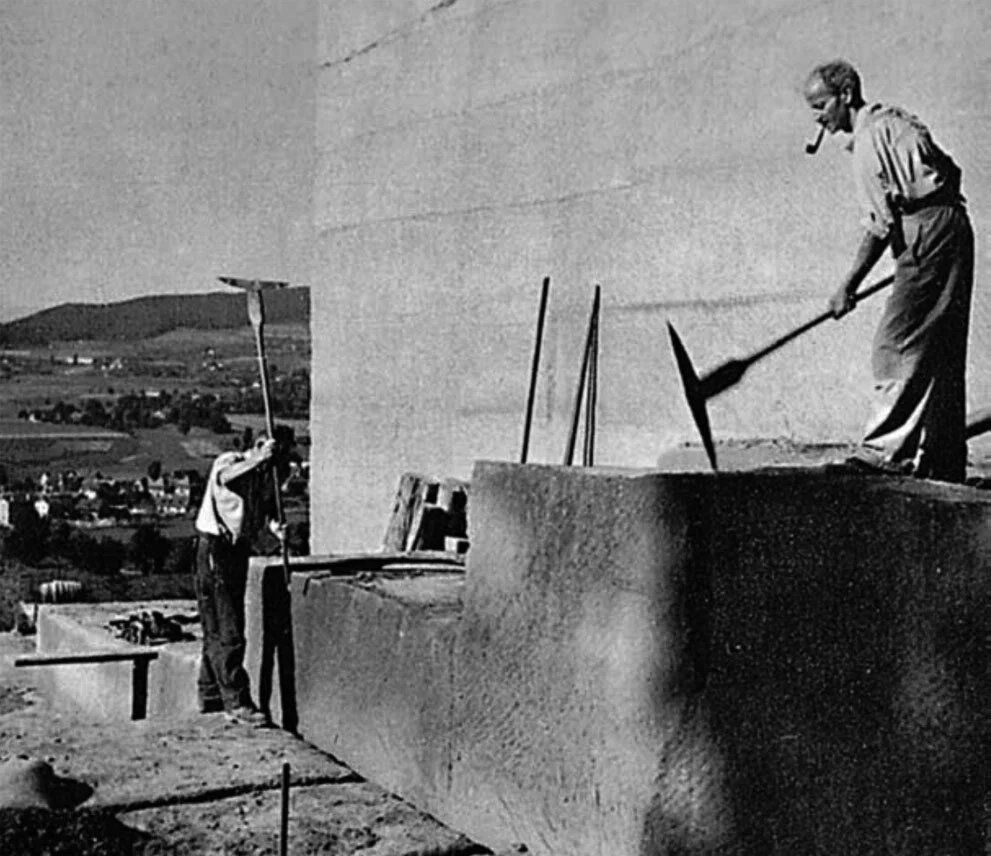 KANALHOGGING: Sandsteinsbrudd i Ostermundigen, nær Bern i Sveits. Kanalhogging på 1950-tallet. Foto: W. Nydegger, i boken «Ostermundigen. Geschichte. Gemeindeentwicklung. Alte Ansichten», av Schmalz, K. L., 1983, utgitt av Einwohnergemeinde Ostermun…