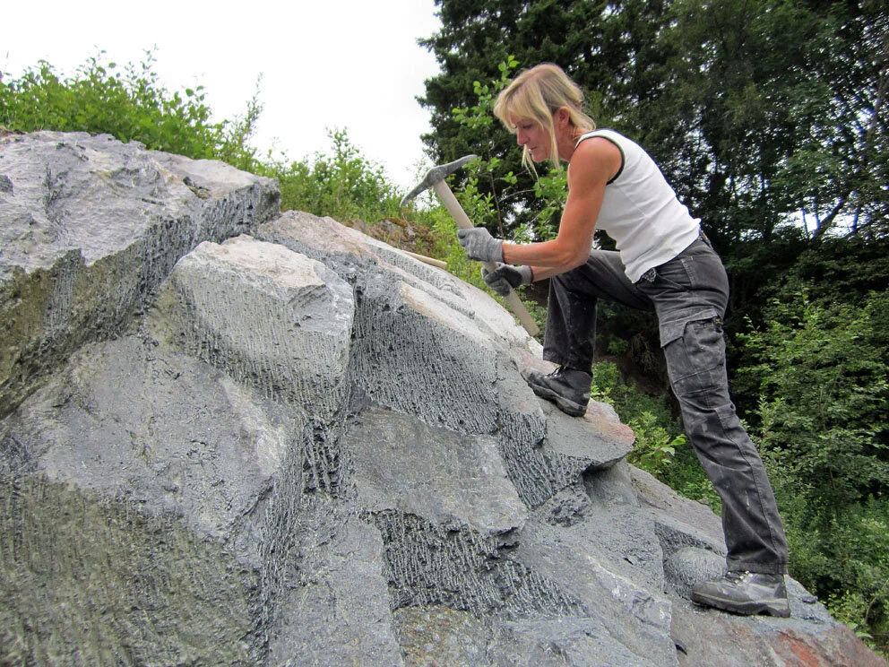 STAVSØIENS EKSPERIMENT: Eva Stavsøien tar ut kleber med gammeldags kanalhogging i kleberbruddet på Klungen i 2011. Foto: Per Storemyr