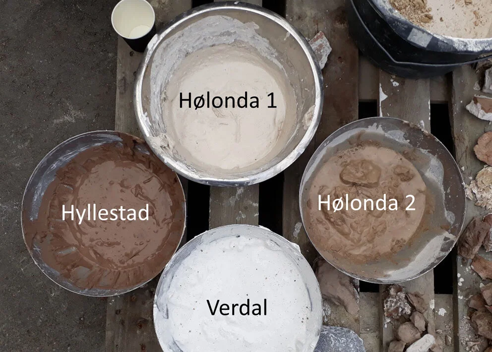 KALKMANGFOLD: Eksperimentell produksjon av kalk på gammelmåten gir et stor mangfold i kvalitet på lesket kalk – noe helt annet enn hva industriell produksjon kan varte opp med. Foto: Per Storemyr