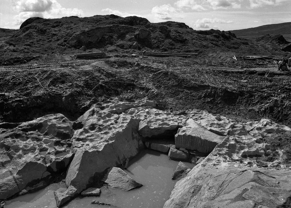 BUBAKK: Kleberbruddet på Kvikne/Bubakk på 1960-tallet. Her har NDR steinbrytere gjort et dypt kutt inn i alle sporene etter gamle uttak av gryter og kar. Foto: Arne Skjølsvold,&nbsp;fotoarkivet, Kulturhistorisk Museum, Universitetet i Oslo&nbsp;(CC …