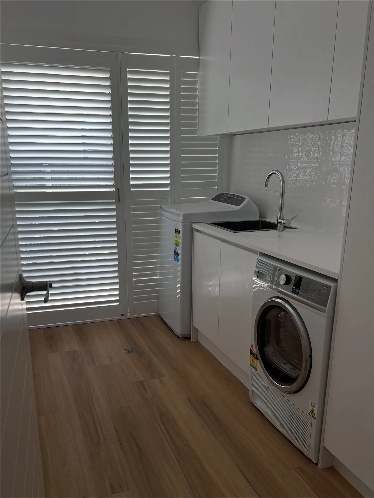 🏡This laundry renovation received a stylish upgrade with a new stone benchtop, transforming the space into a clean and modern feature of the home.

We disconnected and reconnected the tapware, sink and washing machine to allow for the stone bench to