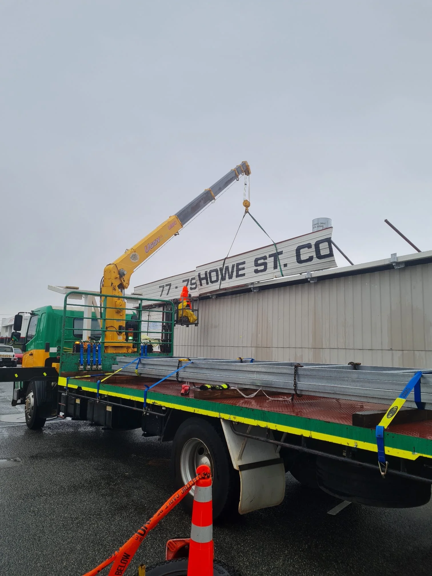 Slew Hiab Serices Perth perth signage, sign erection, business signage
Green and Gold Hiab Hire
Wet Hiab Truck Hire