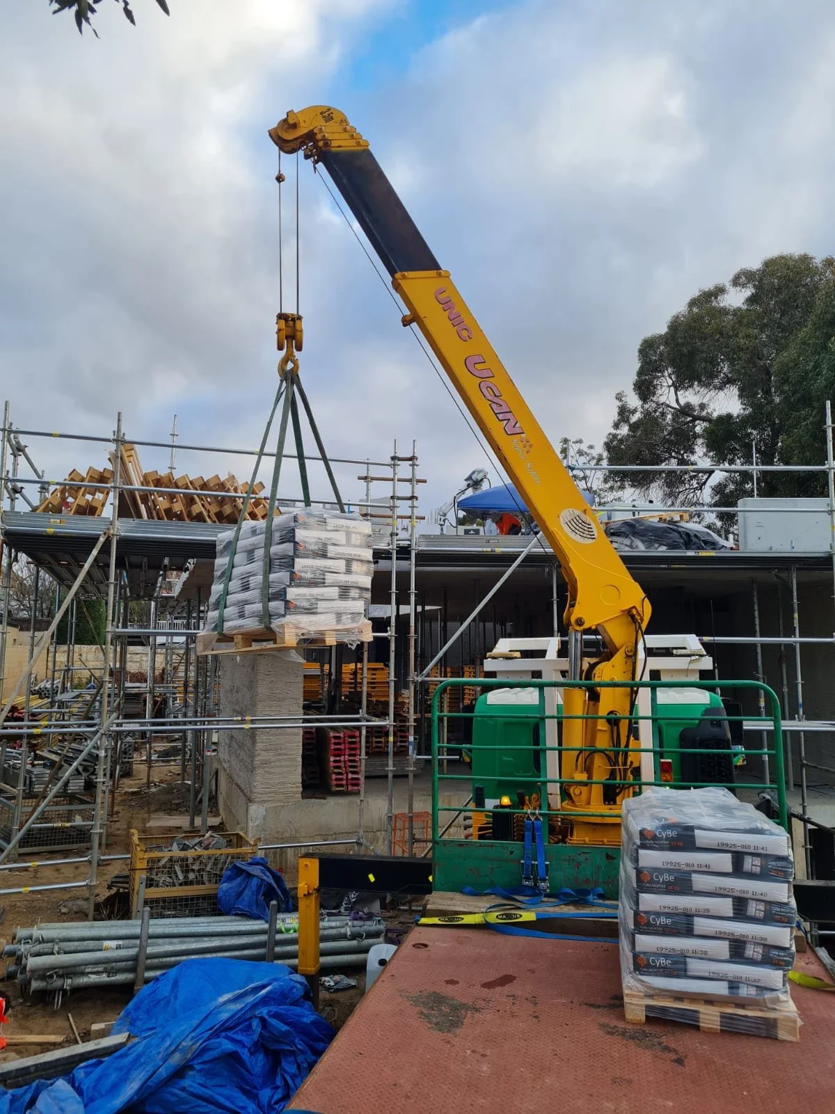 Slew Hiab Serices Perth, crane truck hire, cement pallet transport, perth 3d printed house, Contec Australia, Peppermint Grove 3d printed house
Green and Gold Hiab Hire
Wet Hiab Truck Hire