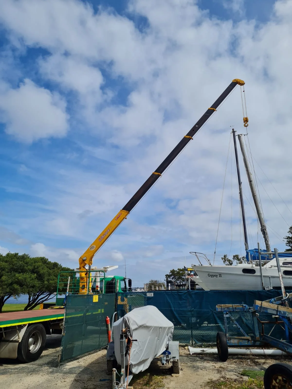 Slew Hiab Serices Perth, crane truck hire, perth mast removal, perth mast replacement. Nedlands Yacht Club
Green and Gold Hiab Hire
Wet Hiab Truck Hire
