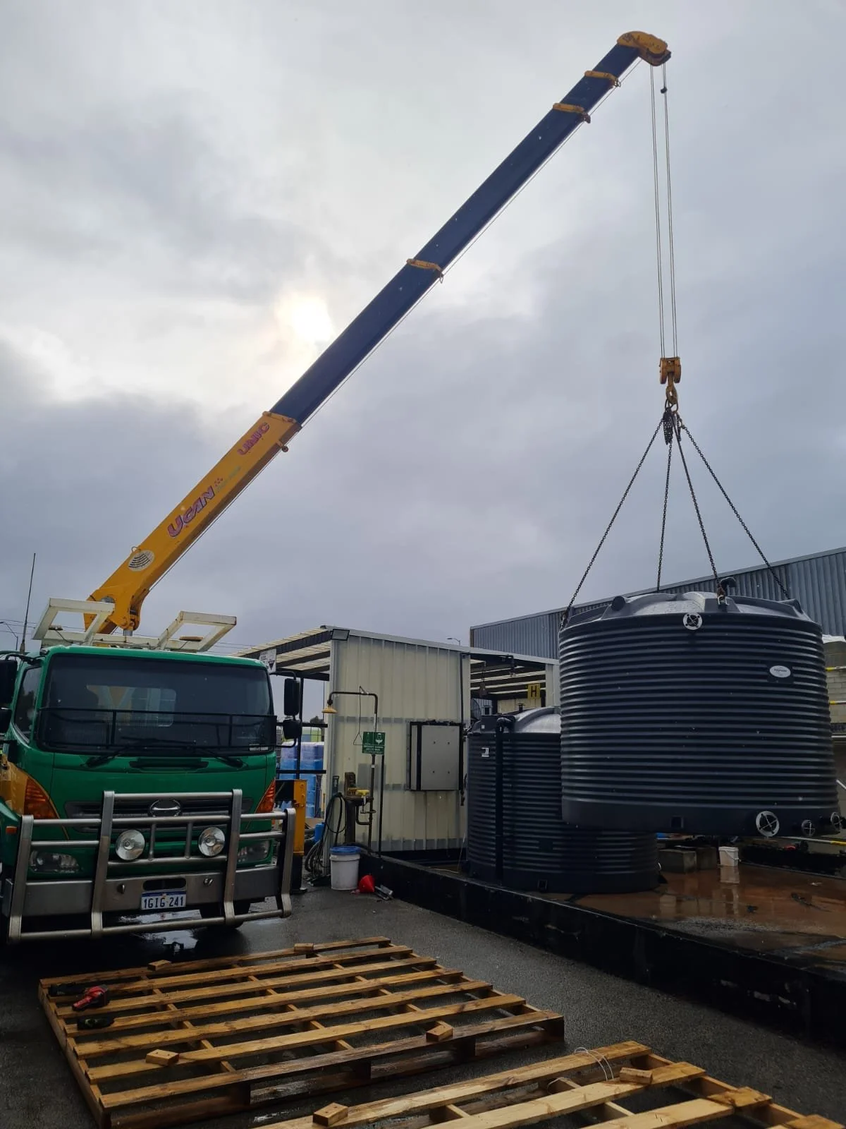 Slew Hiab Services perth, Sigma Telford Group Kewdale, 350kg tank lift
Green and Gold Hiab Hire
Wet Hiab Truck Hire