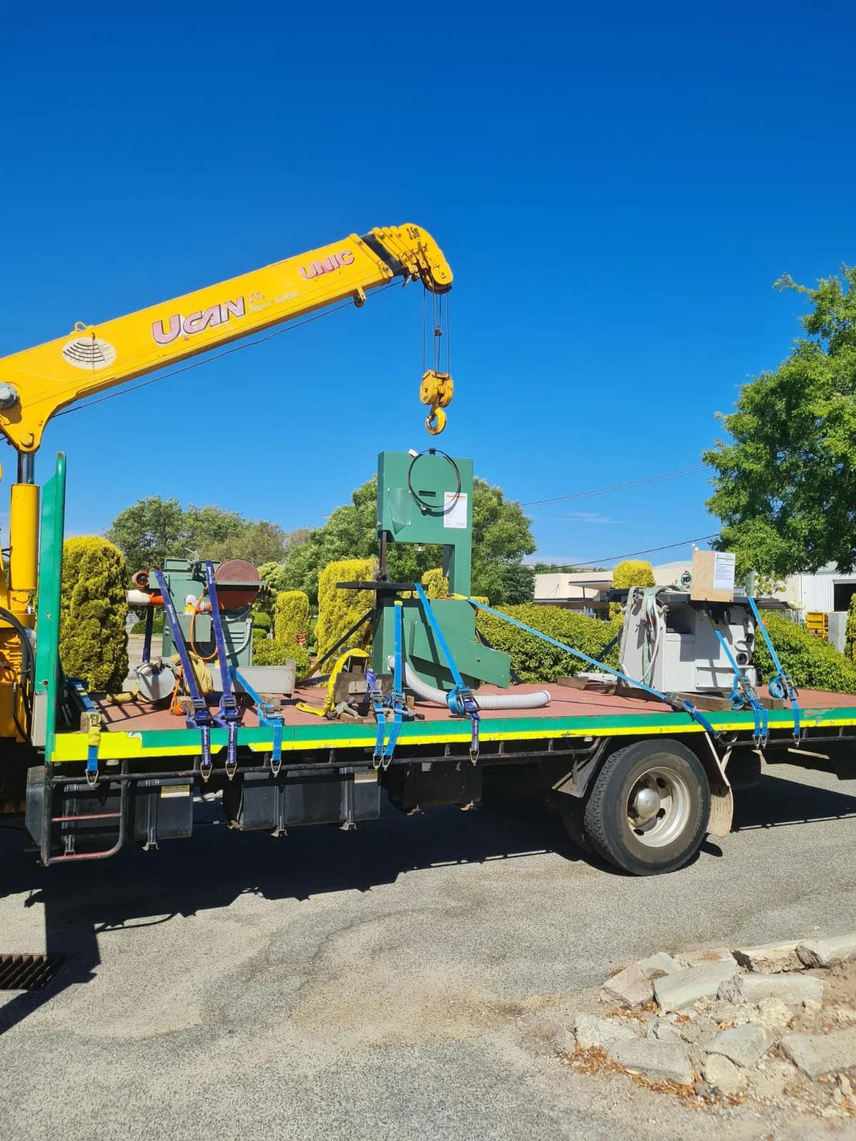 Slew Hiab Serices Perth, crane truck hire, machinery tansport, peth bandsaw transport
Green and Gold Hiab Hire
Wet Hiab Truck Hire