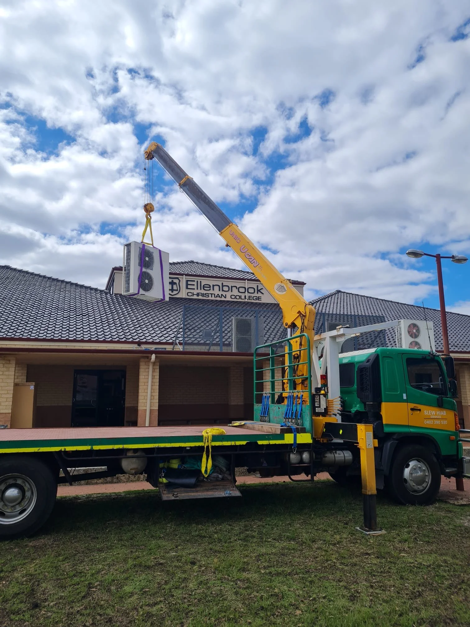 Slew Hiab Serices Perth, crane truck hire, aircon lift perth, aircon hiab, aircon intallation
Green and Gold Hiab Hire
Wet Hiab Truck Hire
