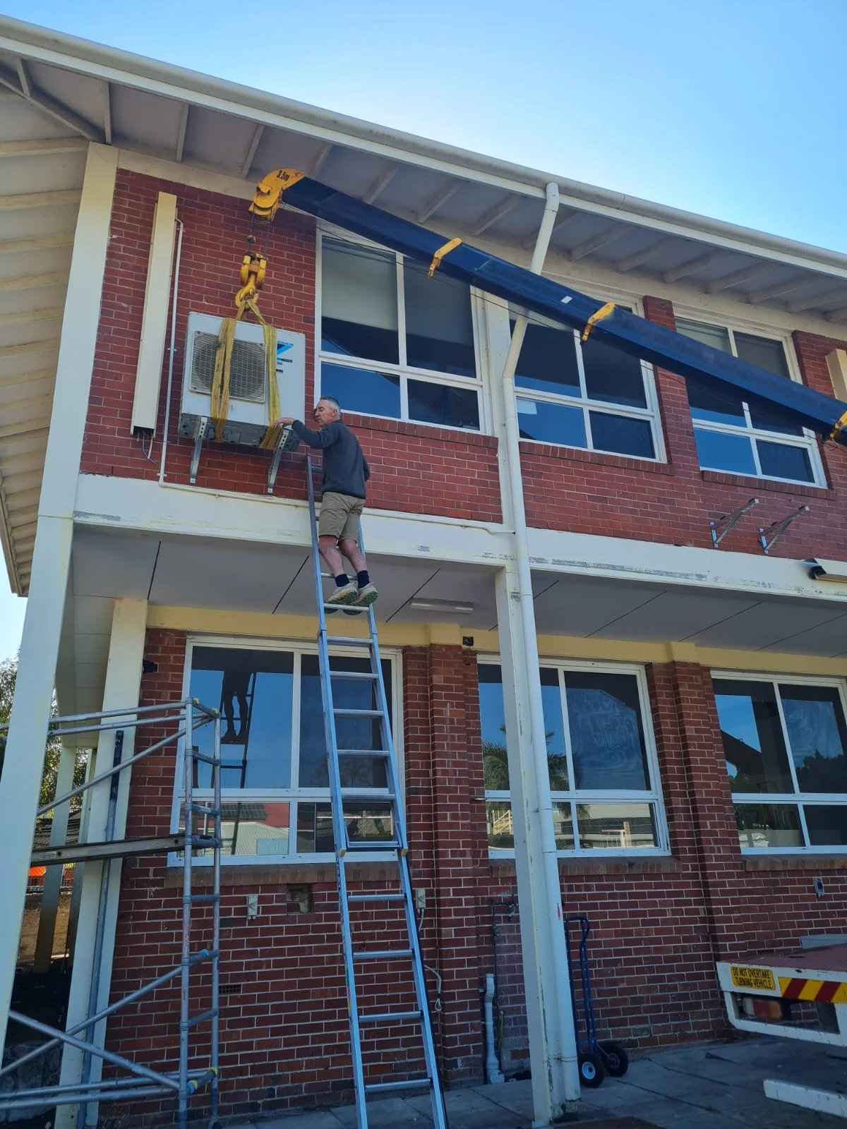 Slew Hiab Serices Perth, crane truck hire, aircon lift
Green and Gold Hiab Hire
Wet Hiab Truck Hire