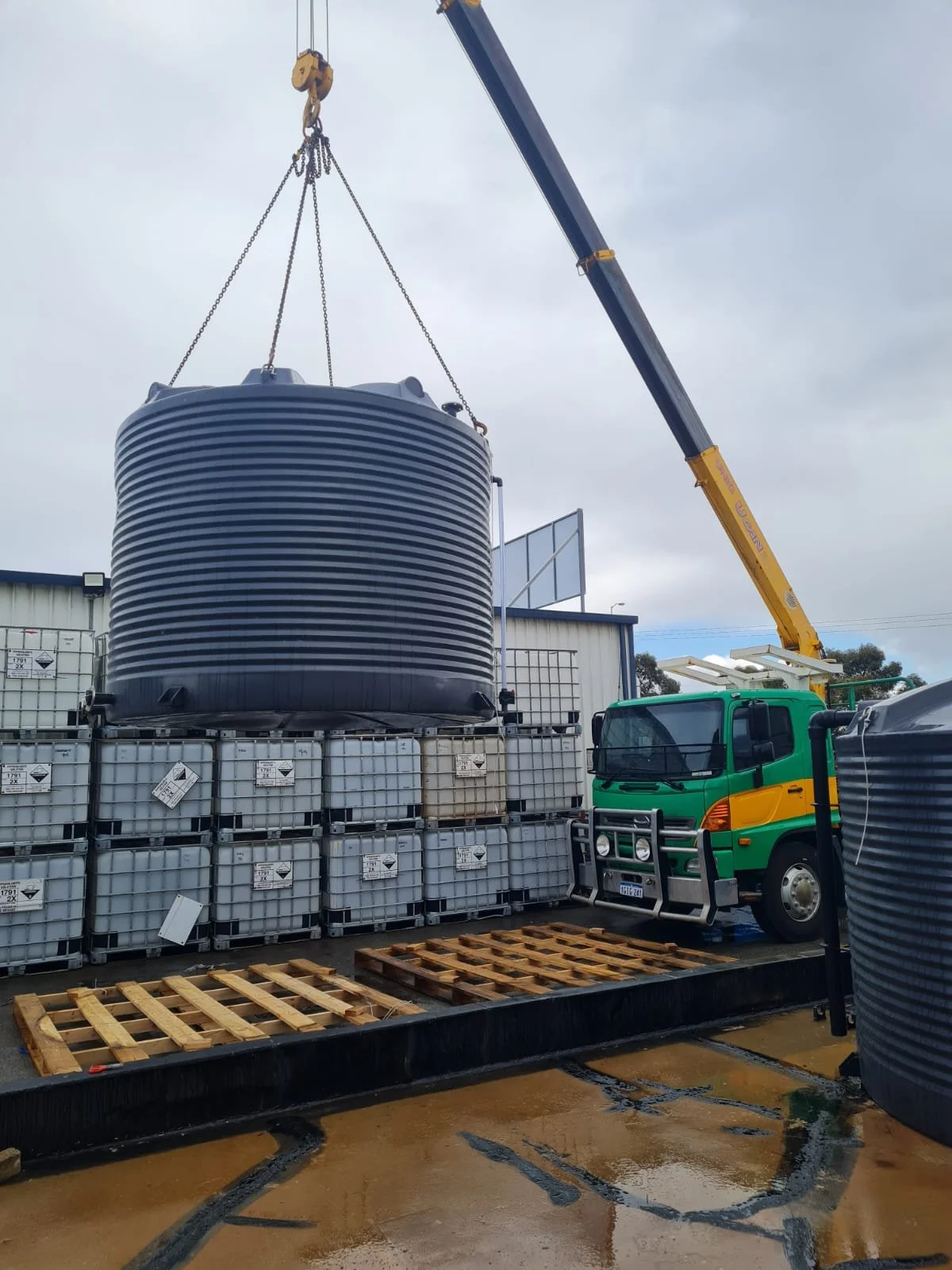 Slew Hiab Services perth, Sigma Telford Group Kewdale, 350kg tank lift
Green and Gold Hiab Hire
Wet Hiab Truck Hire