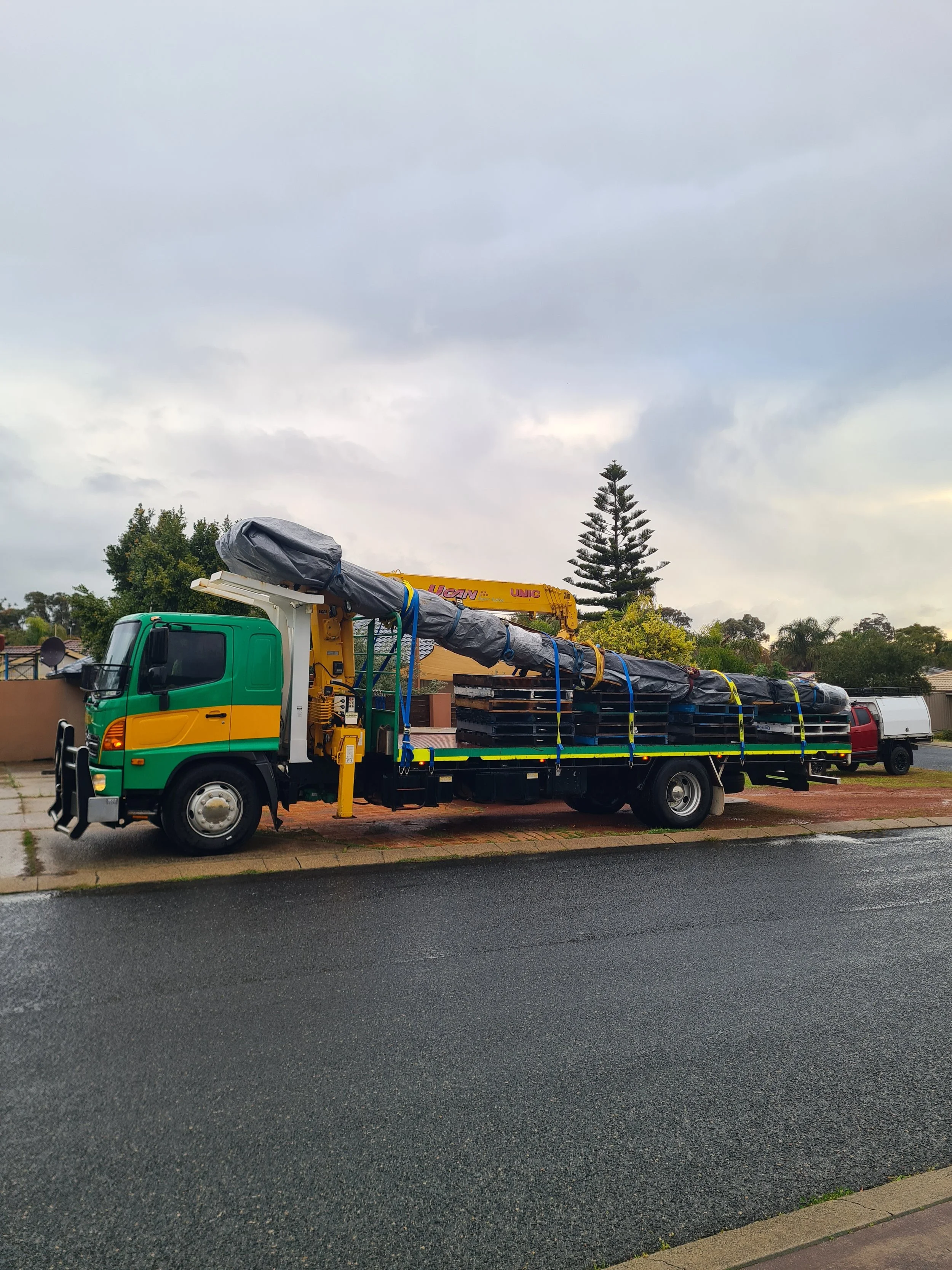 Slew Hiab Serices Perth 7.3m tray truck, industrial carpet
Green and Gold Hiab Hire
Wet Hiab Truck Hire