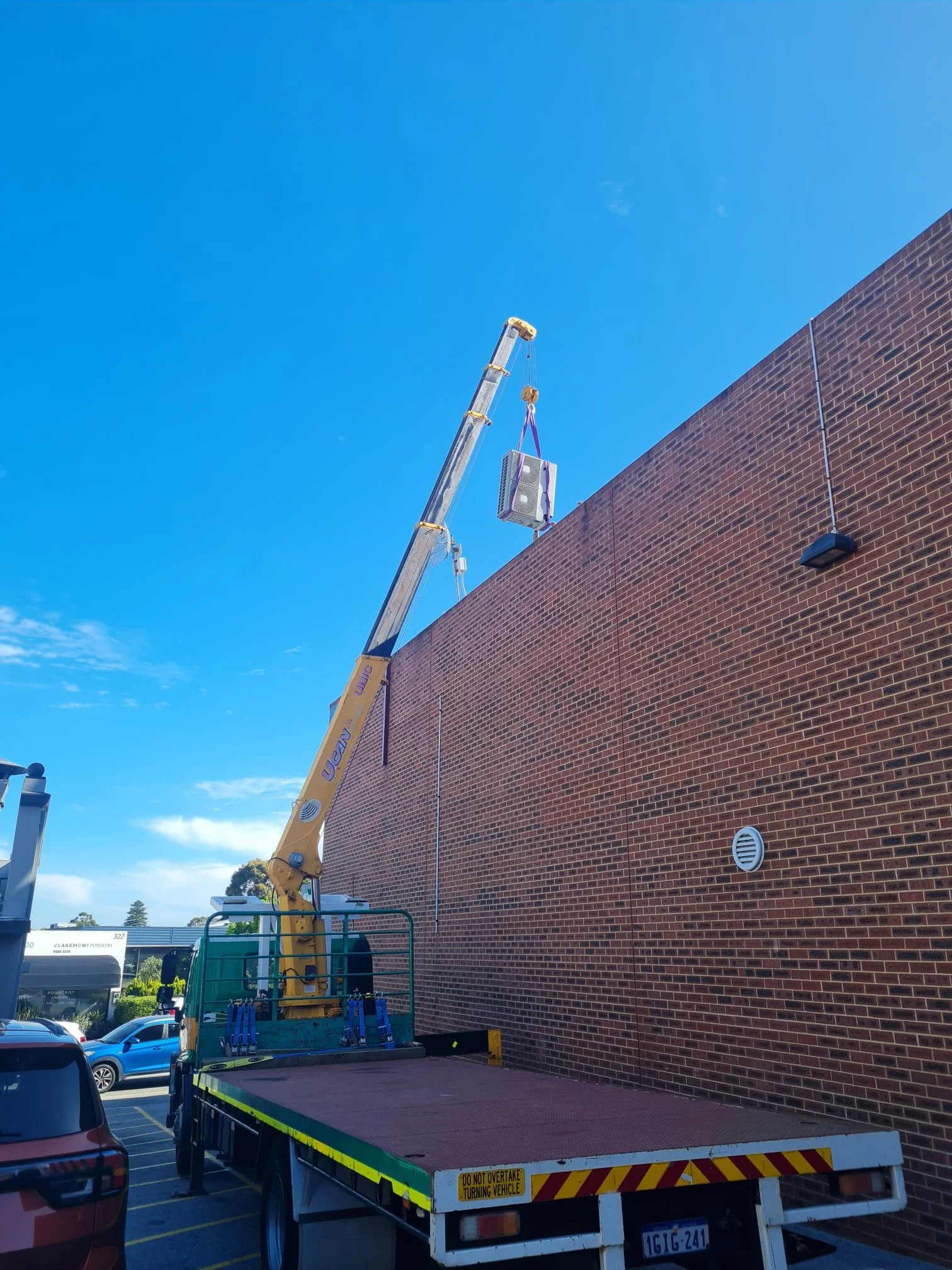 Slew Hiab Serices Perth, crane truck hire, perth airconditioning install, perth aircon lift
Green and Gold Hiab Hire
Wet Hiab Truck Hire