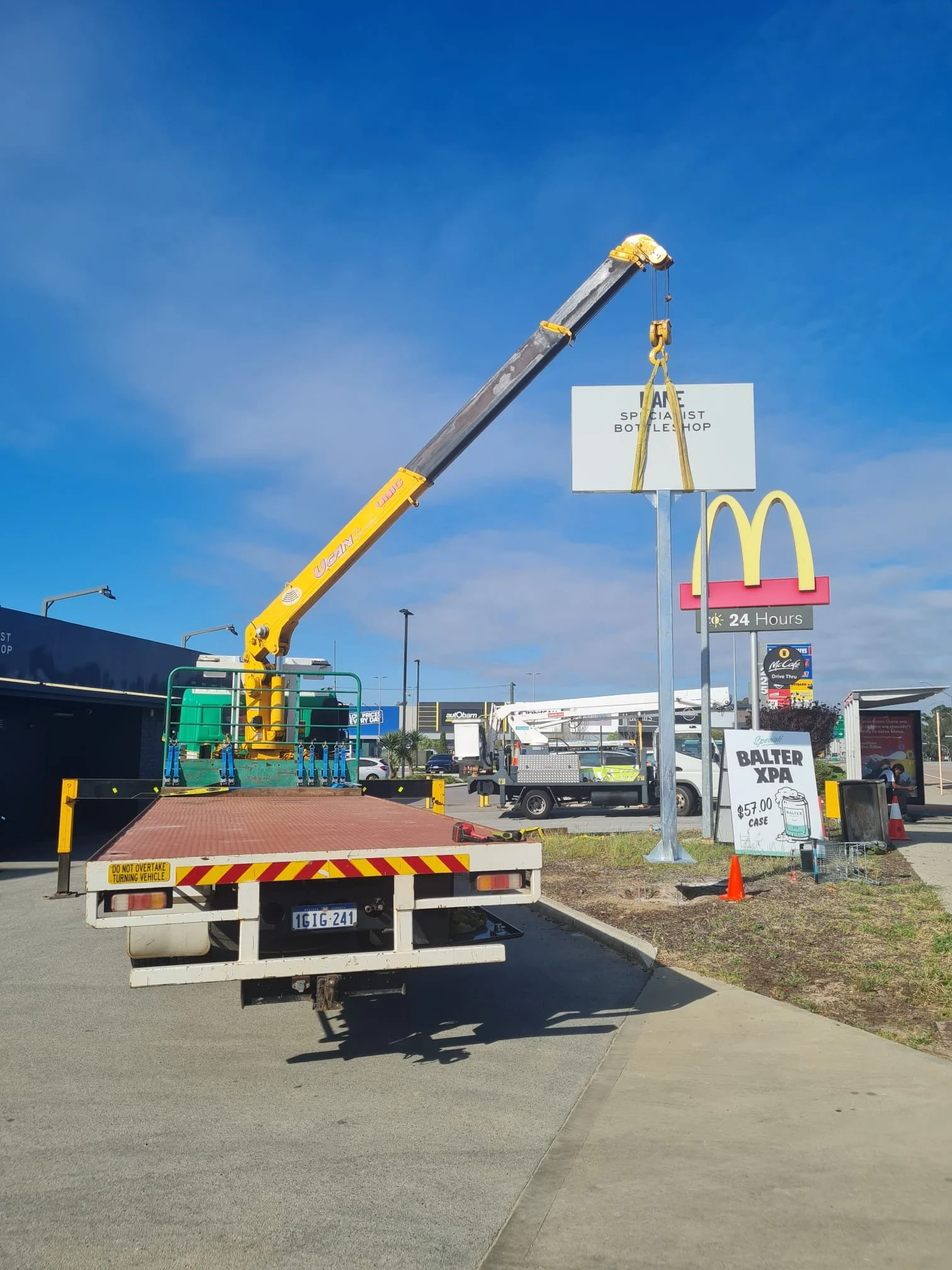 Slew Hiab Serices Perth, crane truck hire, perth signage installation, signage erection, Mane Liquor
Green and Gold Hiab Hire
Wet Hiab Truck Hire