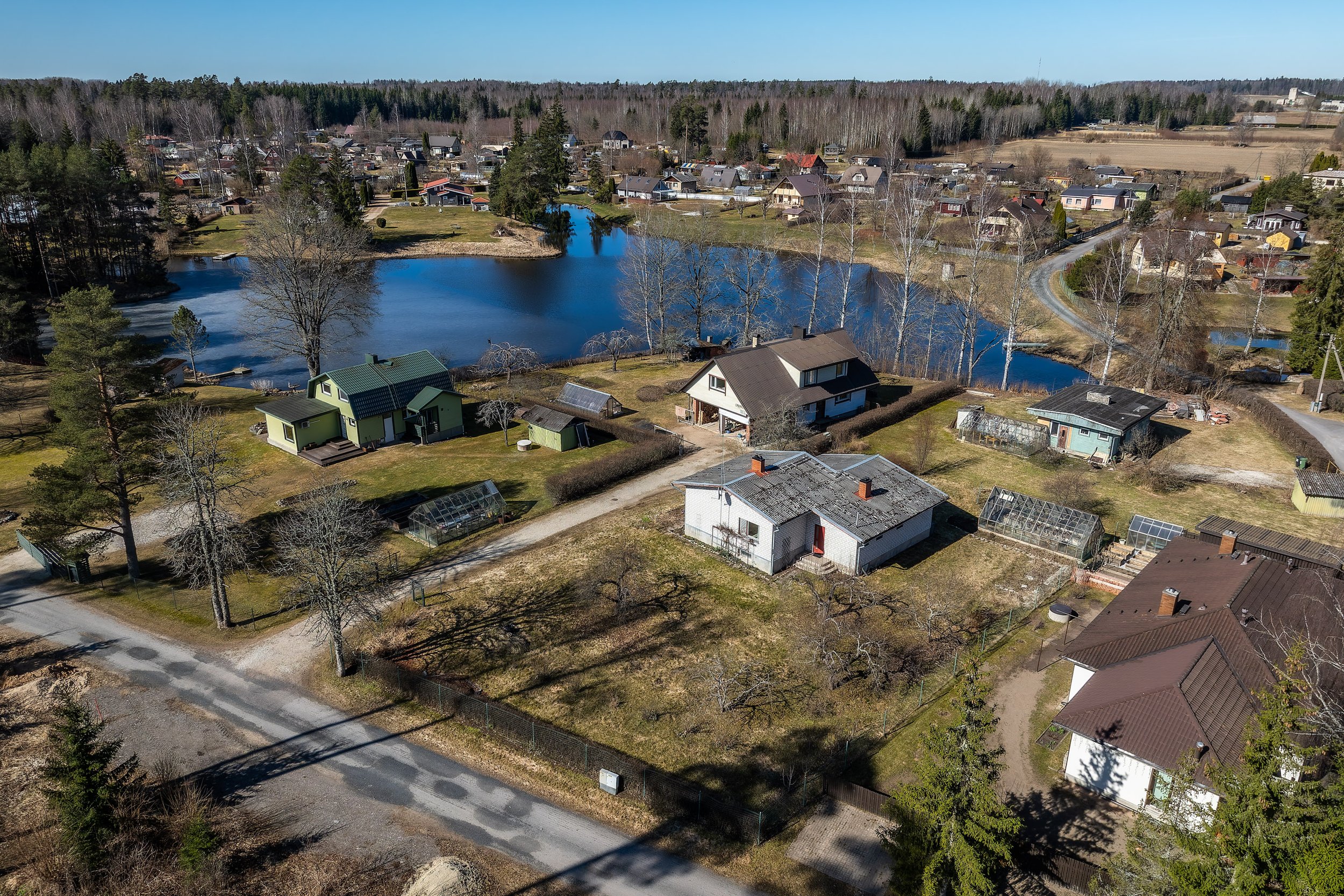 Kevad algab uue suvilaga järve ääres