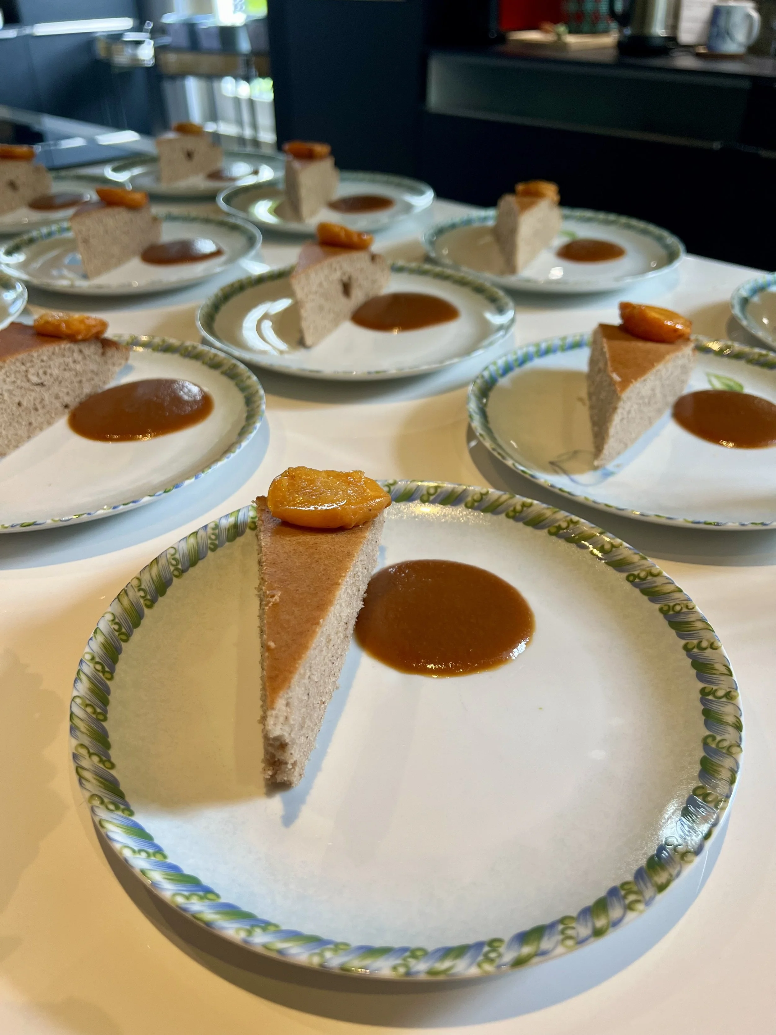 Cake cannelle - Caramel Miso - Cuisine Végétarienne - Cheffe privée - Retraite de Yoga