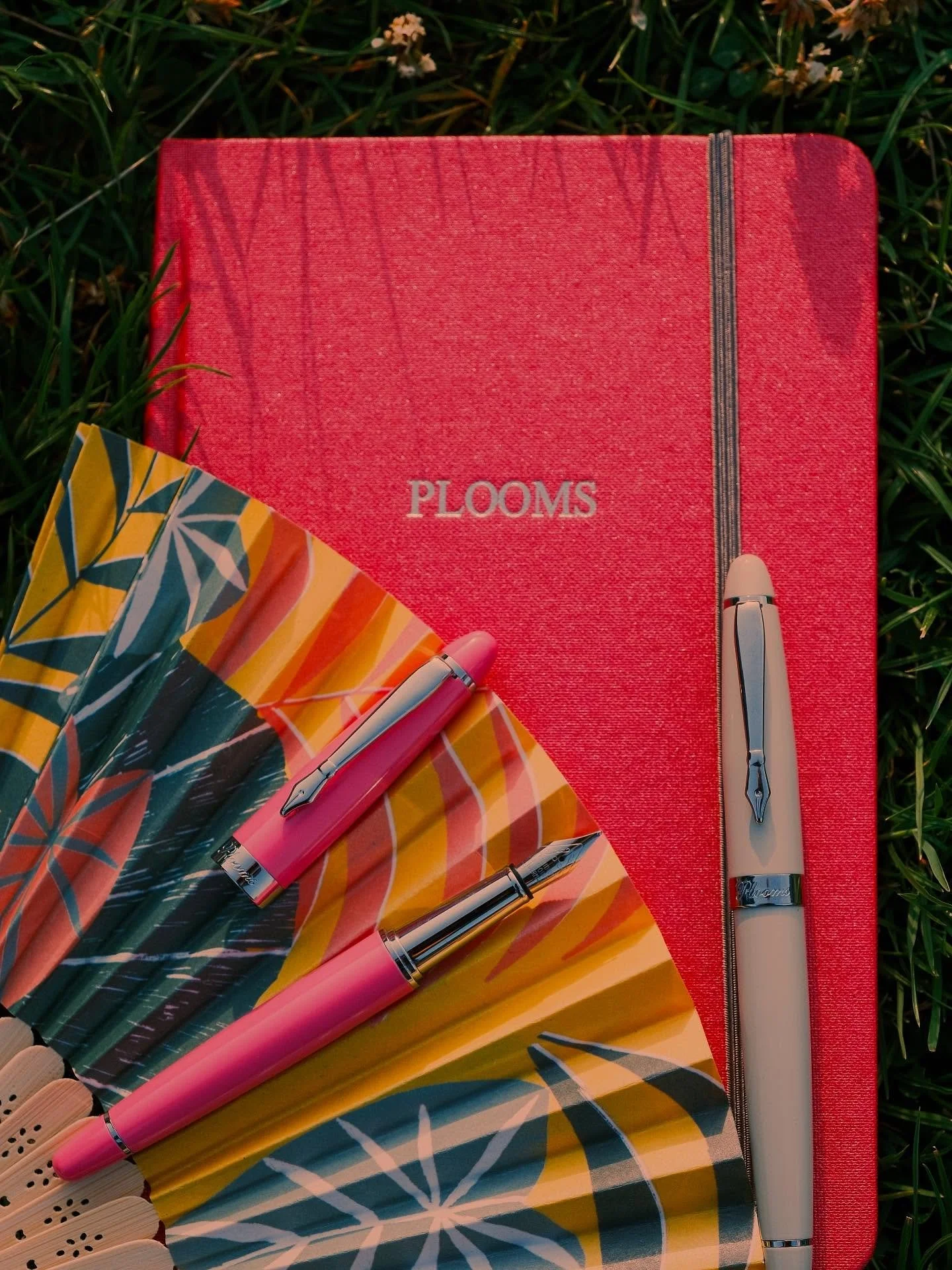 Pack the summer essentials this season with the BRIGHT PINK fountain pen. #ploomspen #summerreading #holidaytime #fountianpen