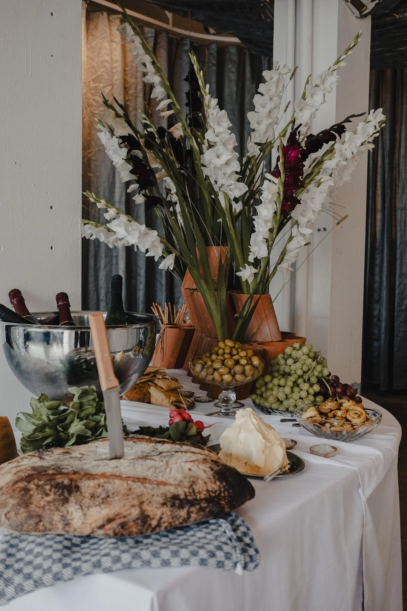 Ein Buffet mit frischem Fisch, Obst, und Blumen, bei einem festlichen Anlass