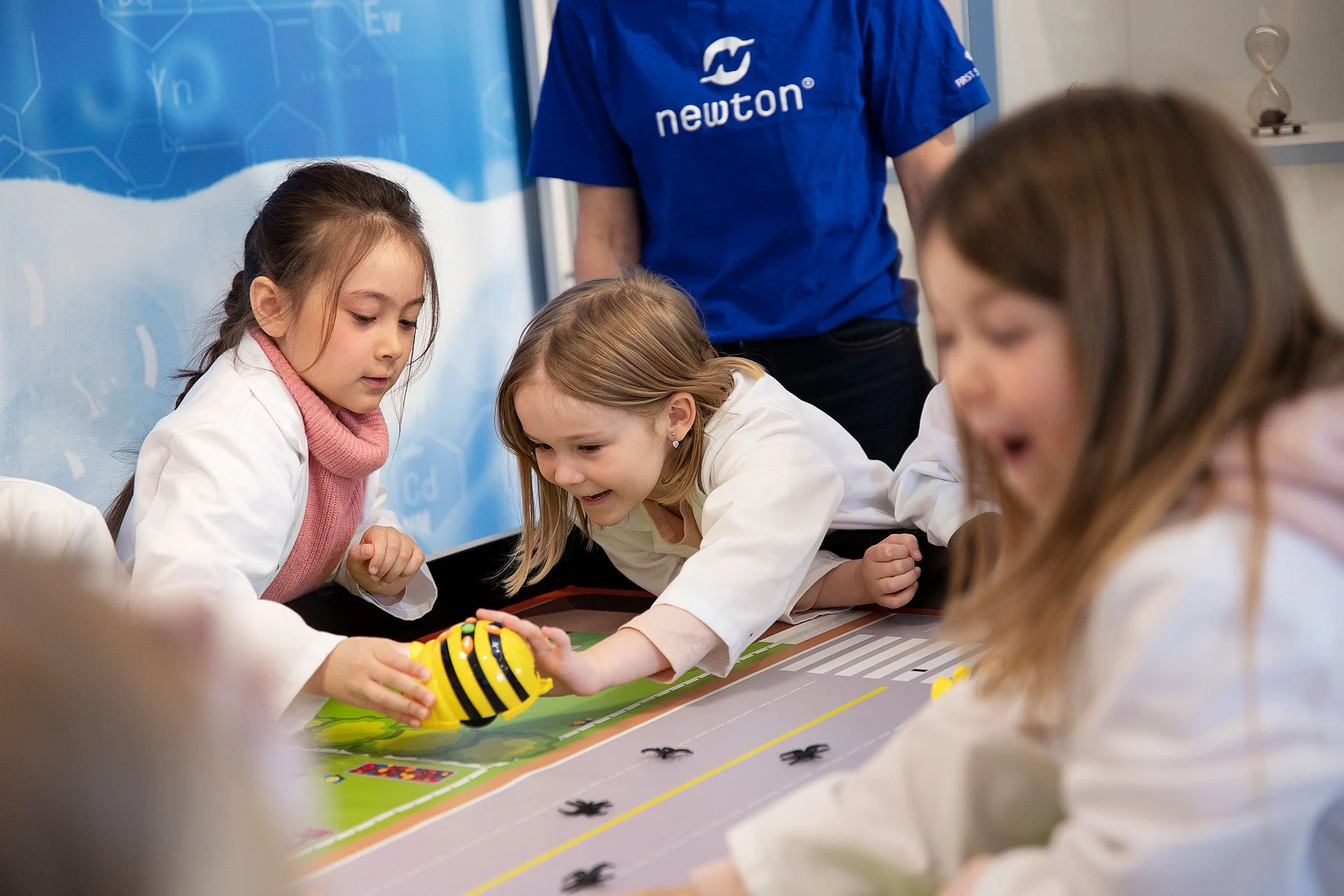 Newton-elever utforsker Bee-Bot robot.