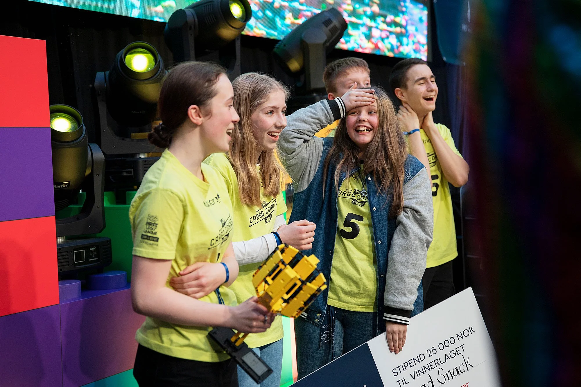 FIRST LEGO League lag som er overlykkelig etter å ha vunnet.