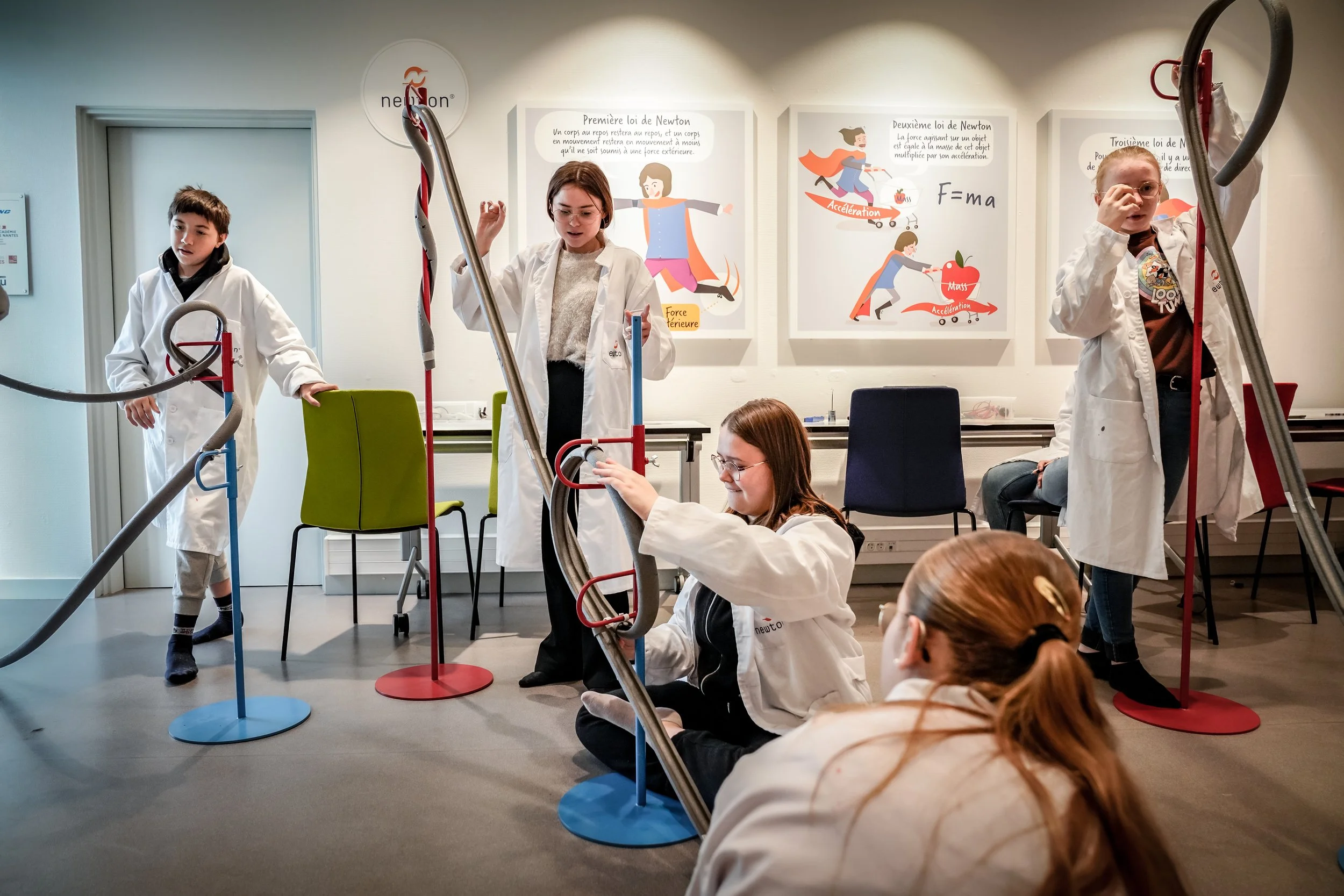 Newton elever i gang med et eksperiment.