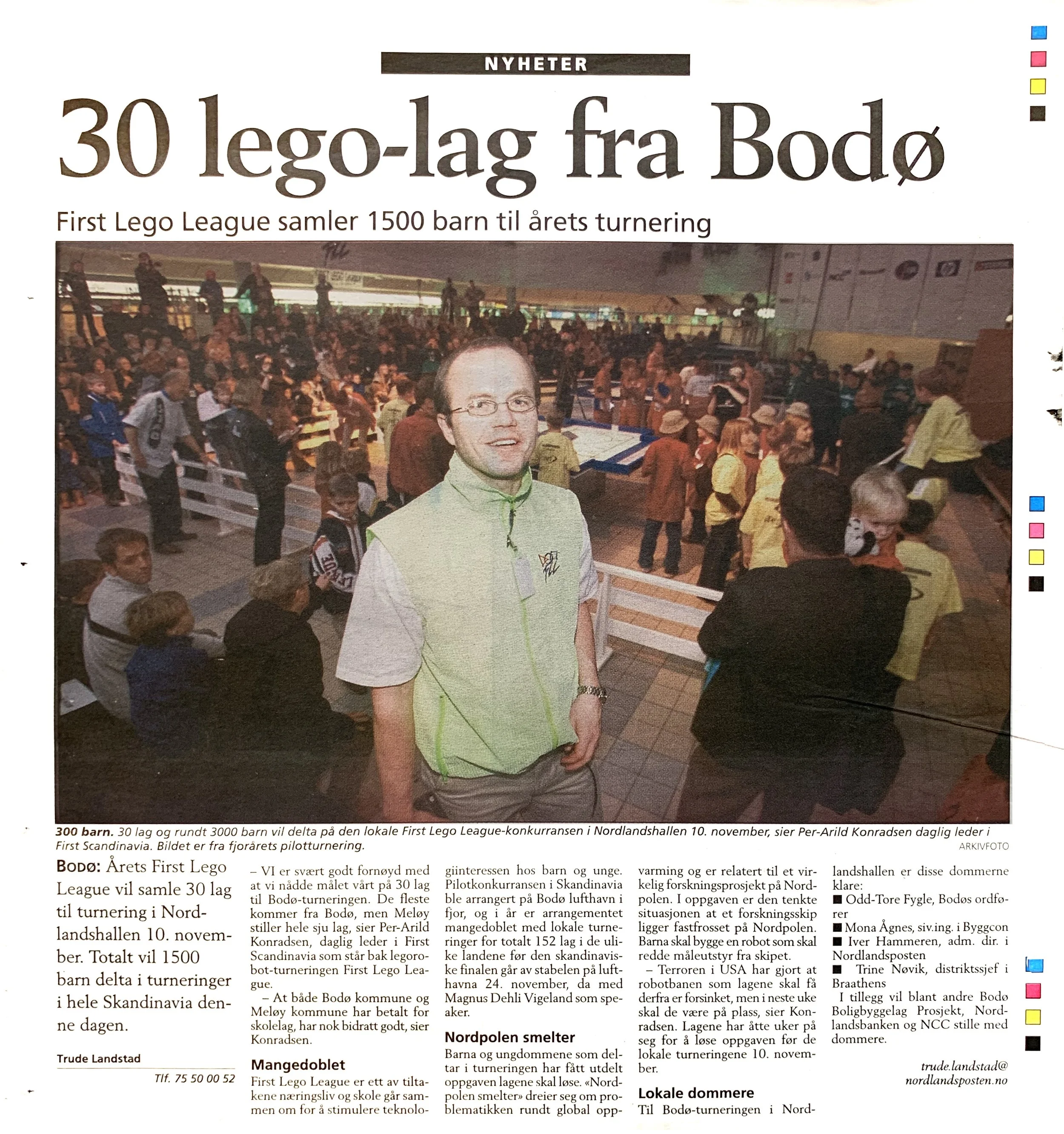 Avisutgave med nyhet om at Bodø skal ha 30 Lego-lag til en turnering, med bilde av en mann i en lys grønn jakke foran en stor gruppe barn.