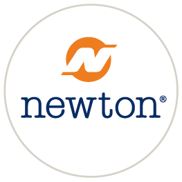 Logo av Newton med en oransje sirkel og blå tekst
