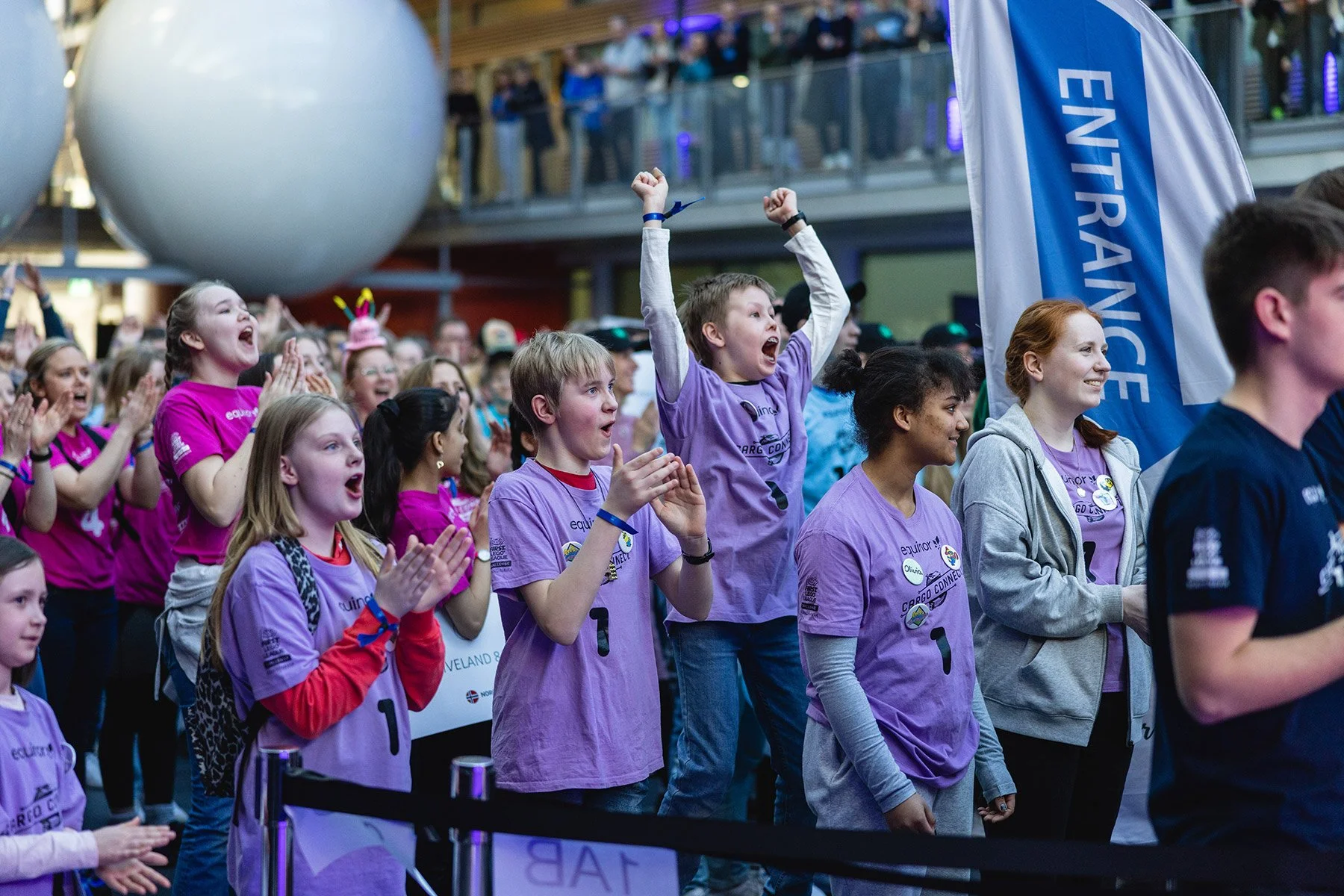 FIRST LEGO League deltagere heier og klapper.