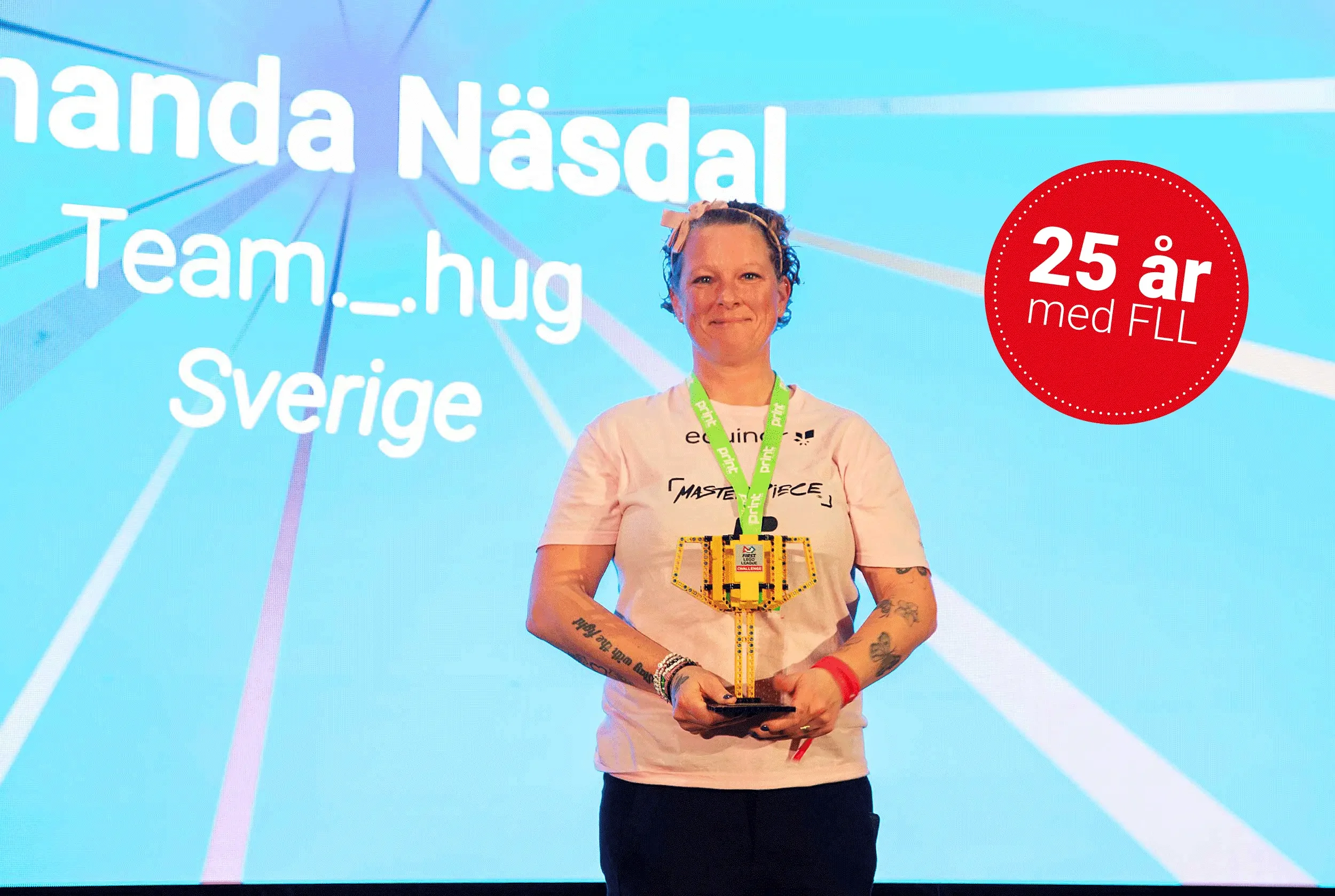 Læreren Amanda Näsdal fra Falun på scenen under FIRST LEGO League.