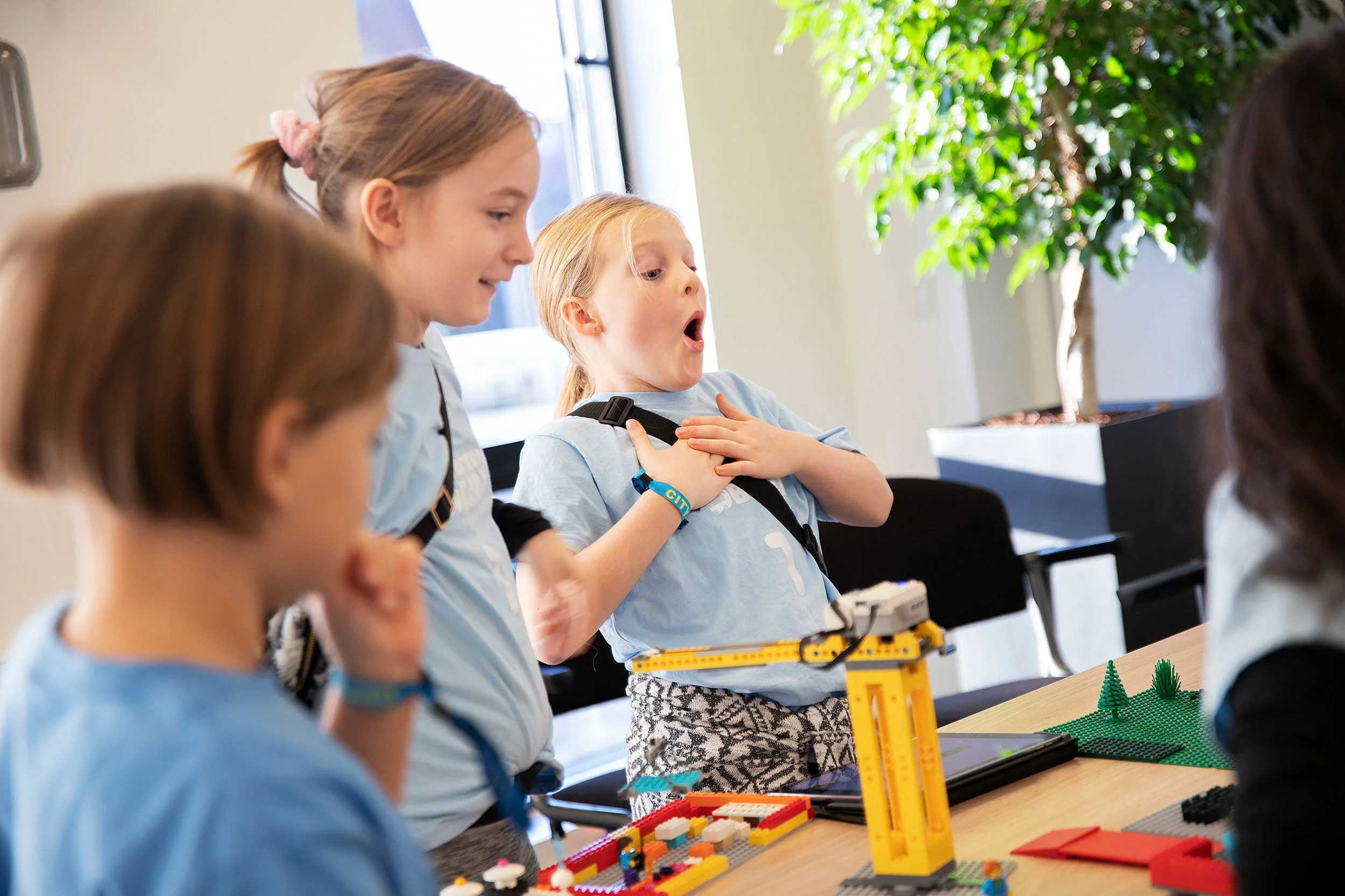 Spente barn foran FIRST LEGO League bord.