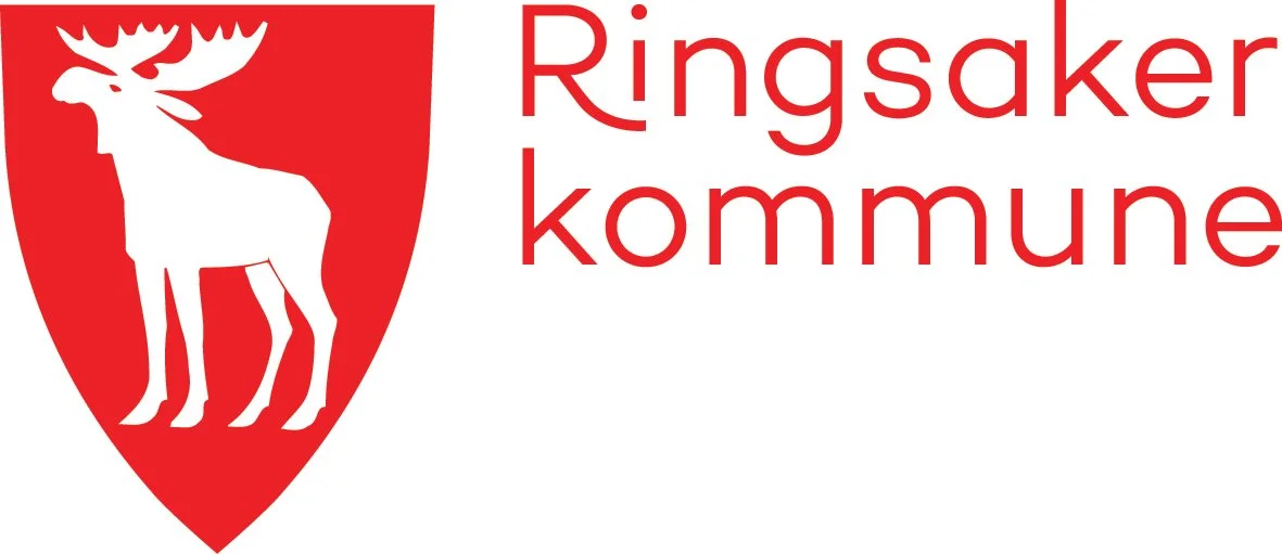 Ringsaker kommune logo med en hvit elg på en rødt skjold.