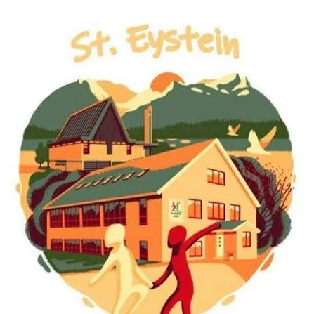 Tegneserieinspirert logo for St. Eystein skole med hus, fjell og barn som leker i forgrunn.