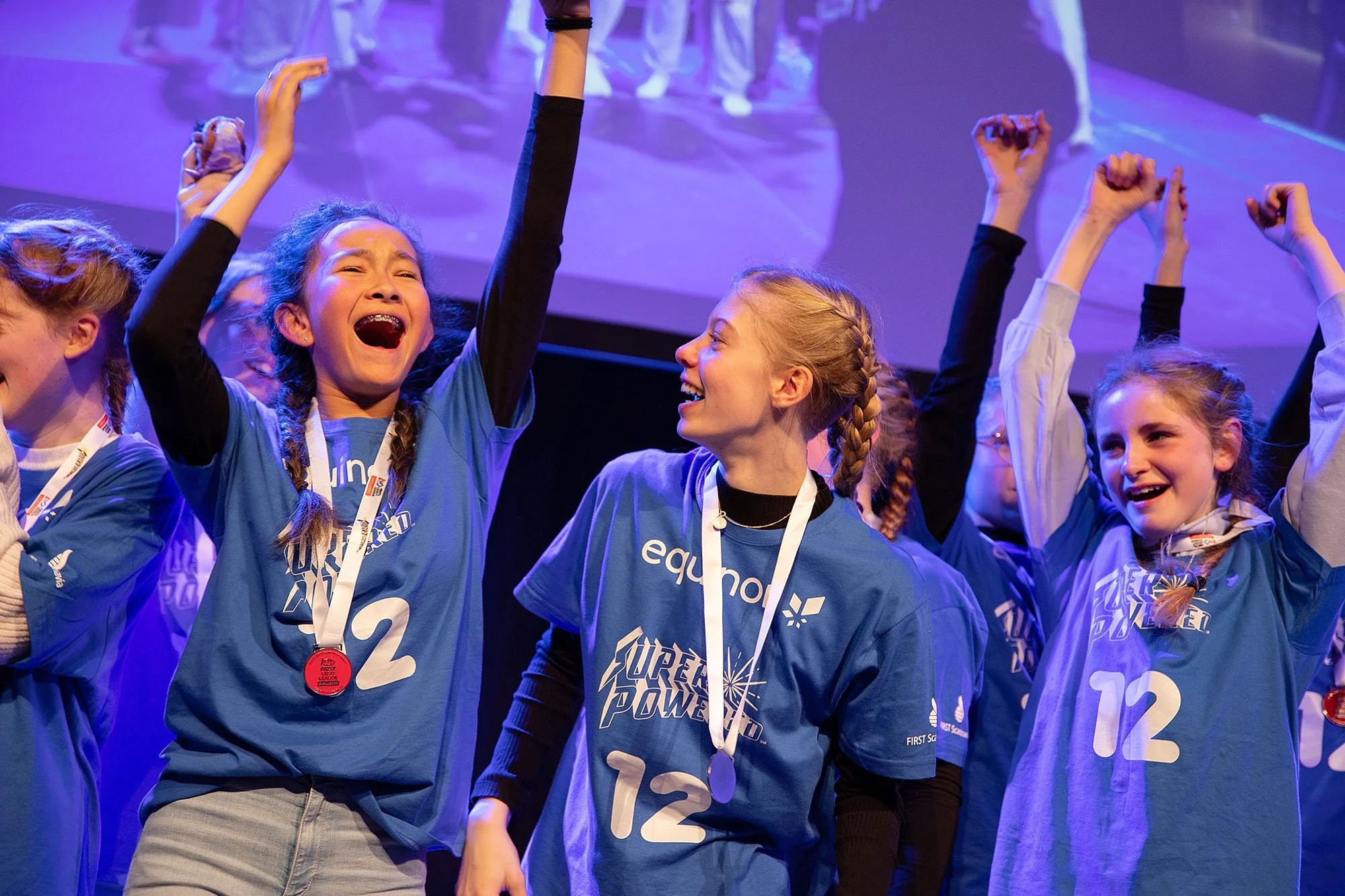 Elever som jubler i FIRST LEGO League.