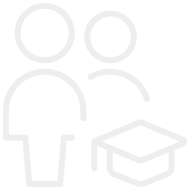 To personer foran en pult og en tavle, symbol for samarbeid eller utdanning.