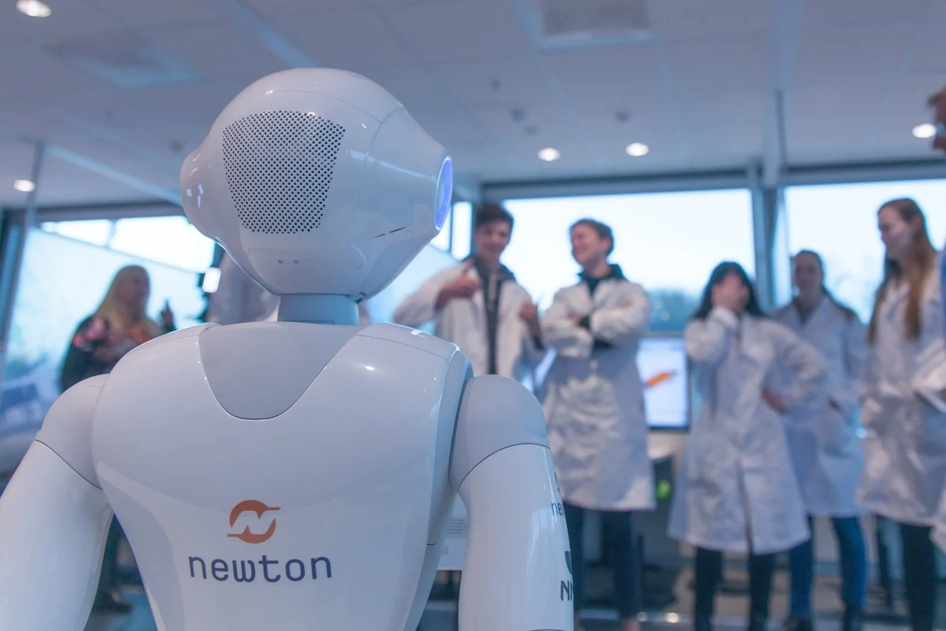 En Pepper robot foran elever i et Newton-rom.