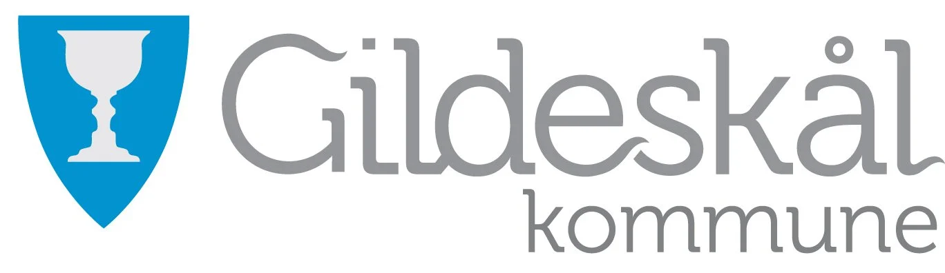 Logo for Gildeskål kommune med en blå skjold og hvit krukke samt navnet i grå tekst.