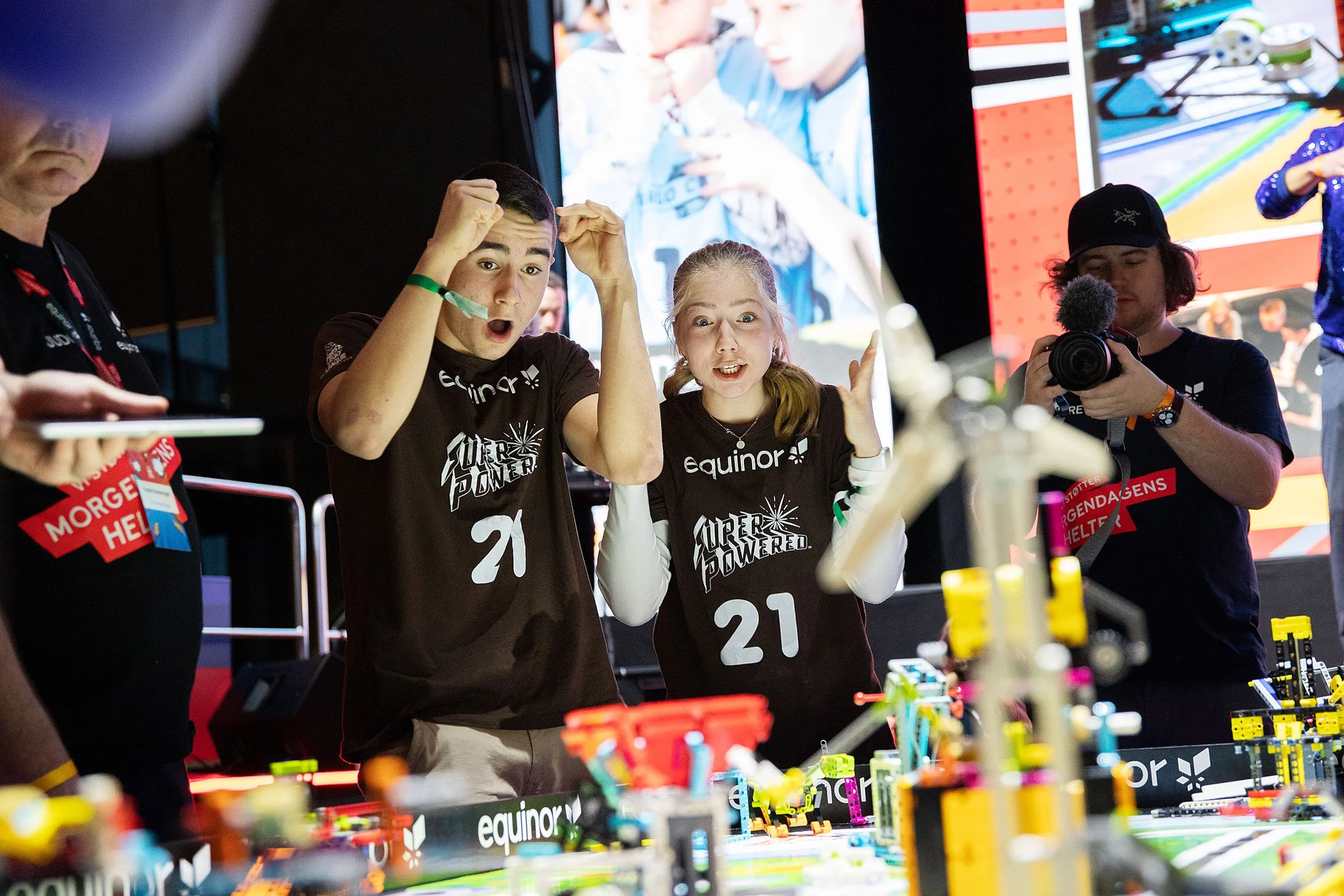 Jublende deltagere i FIRST LEGO League.