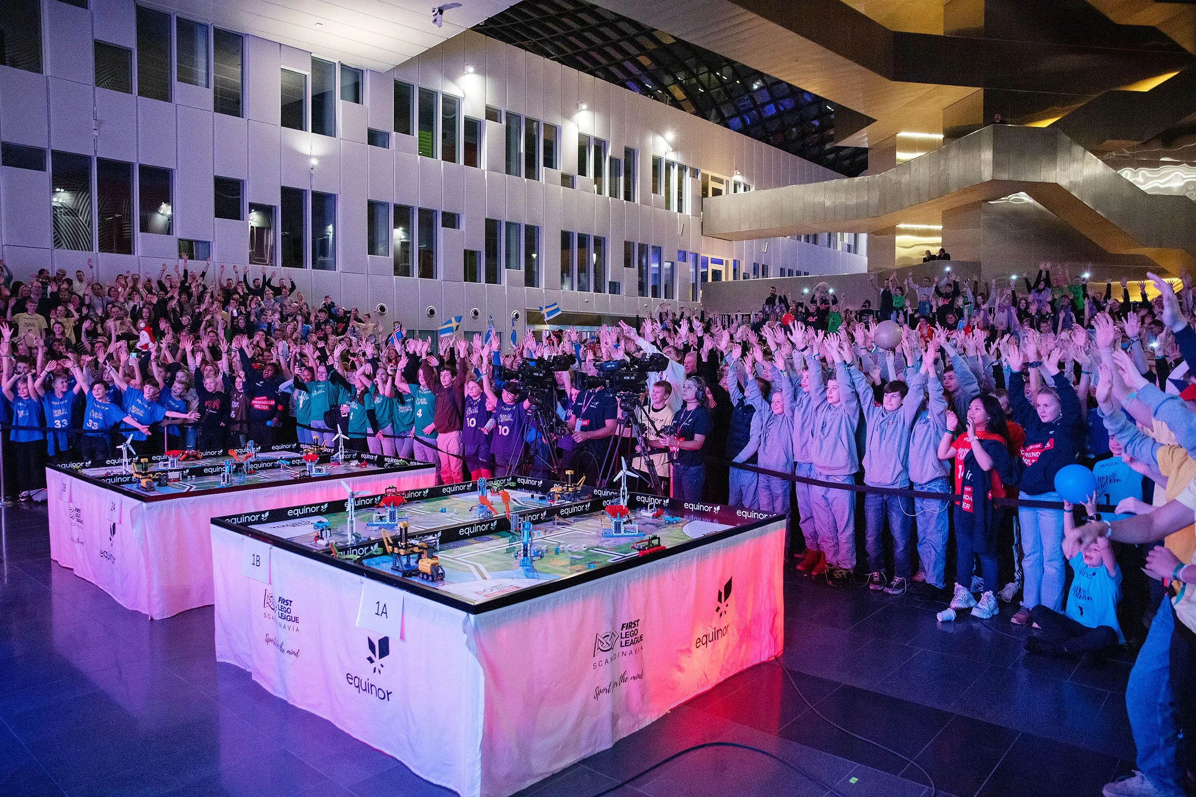 Bilde av internasjonal FIRST LEGO League konkurranse.
