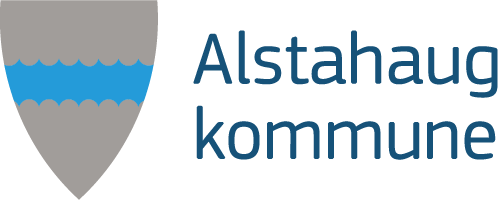 Logo for Alstahaug kommune med et skjold delt i midten, der øvre del er grå og nedre del er blå, og teksten 'Alstahaug kommune' ved siden av.