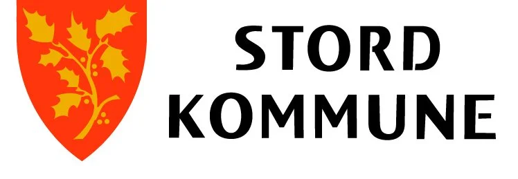 Logo for Stord kommune med oransjefarget skjold og gullfarget eikekvister samt teksten 'STORD KOMMUNE' i svart.