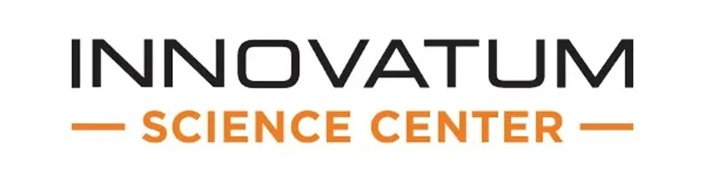 Logo for Innovatum Science Center med navnet i svart og oransje.