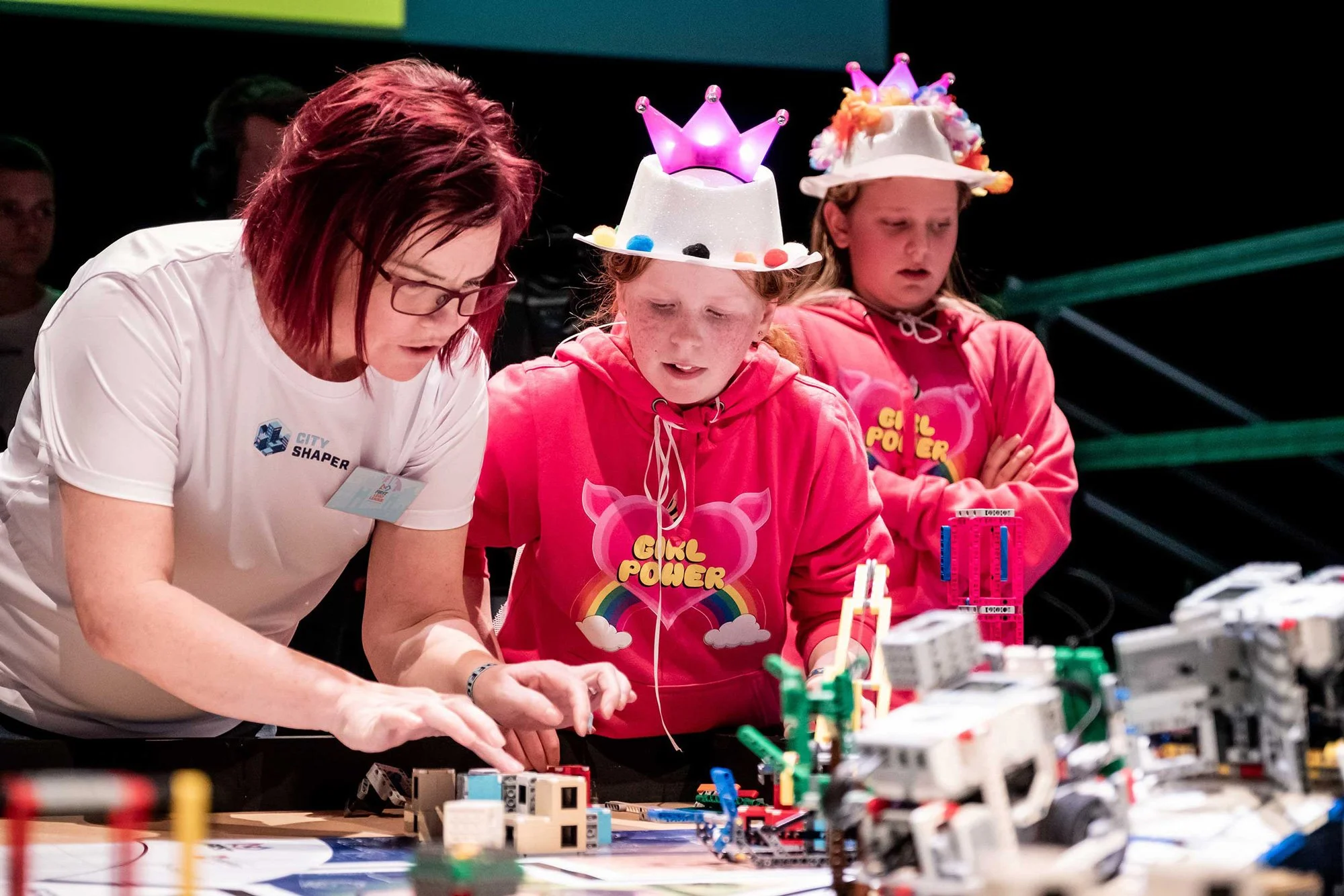 Dommer og deltagere i FIRST LEGO League.